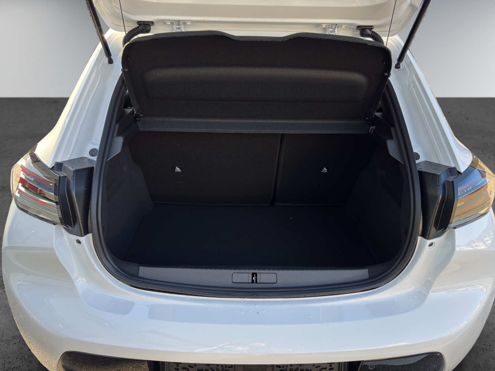 PEUGEOT 208 1.2 Hybrid Allure Premium-image-5