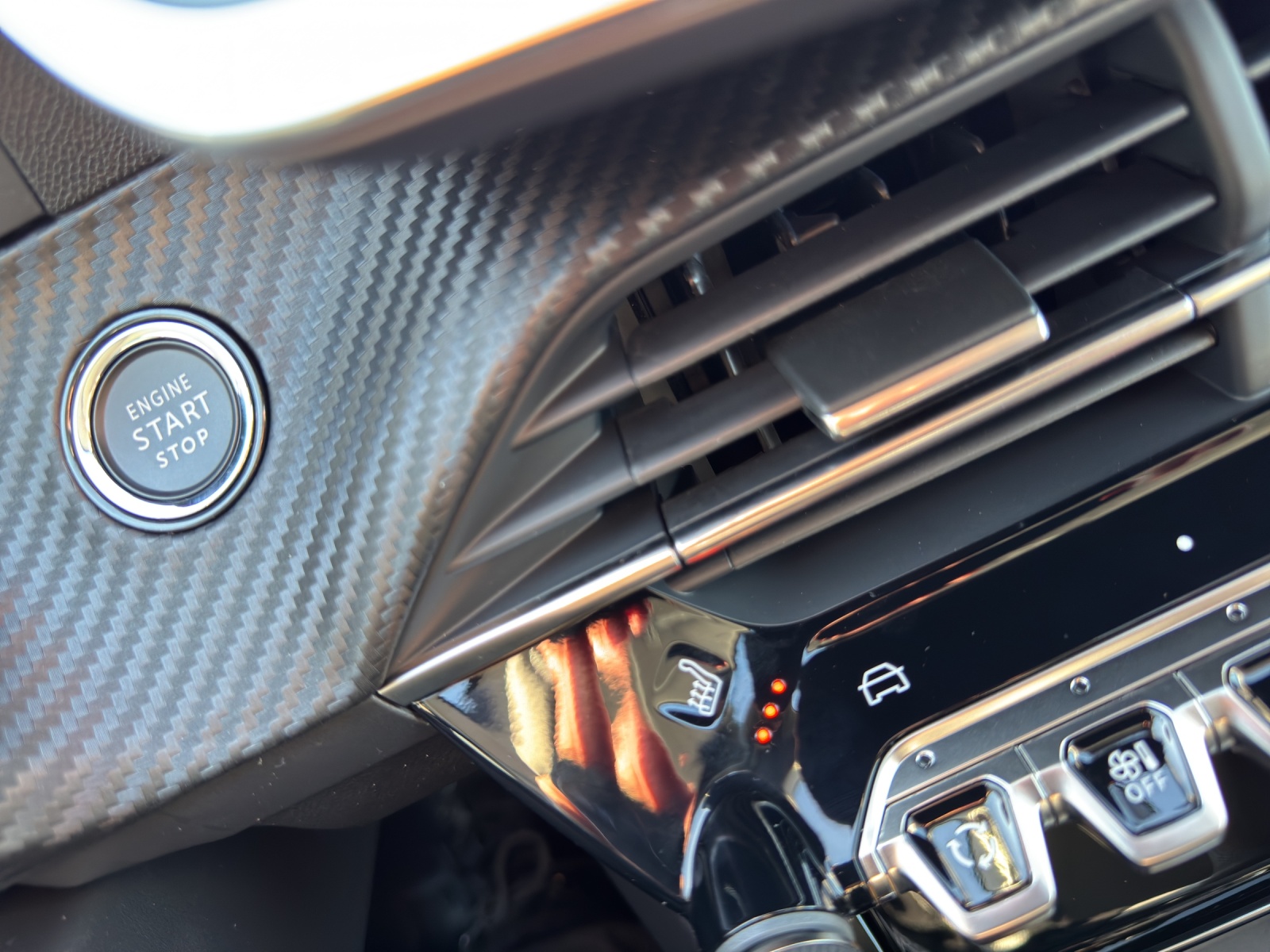 PEUGEOT 208 1.2 Hybrid Allure Premium-image-10