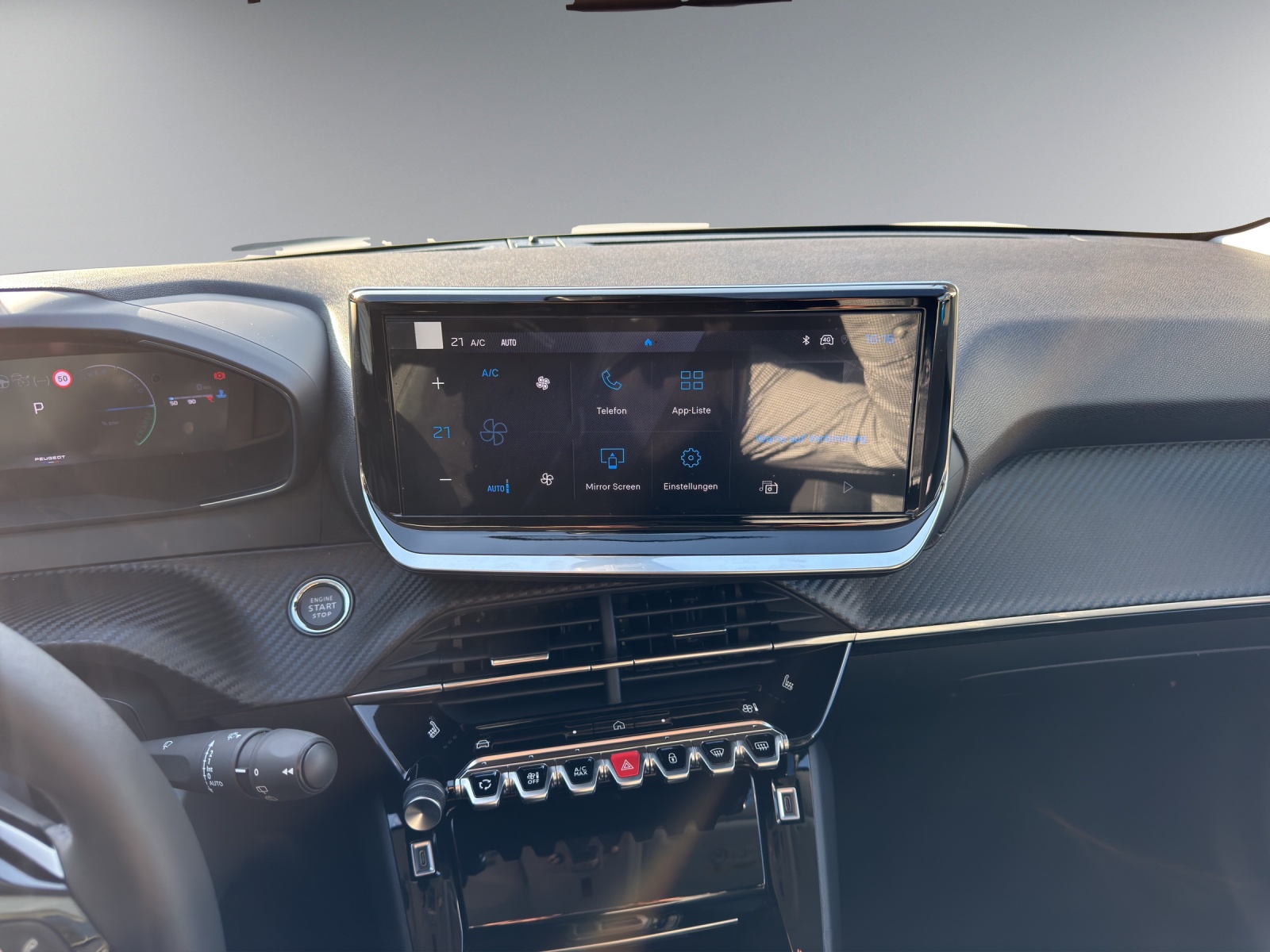 PEUGEOT 208 1.2 Hybrid Allure Premium-image-7