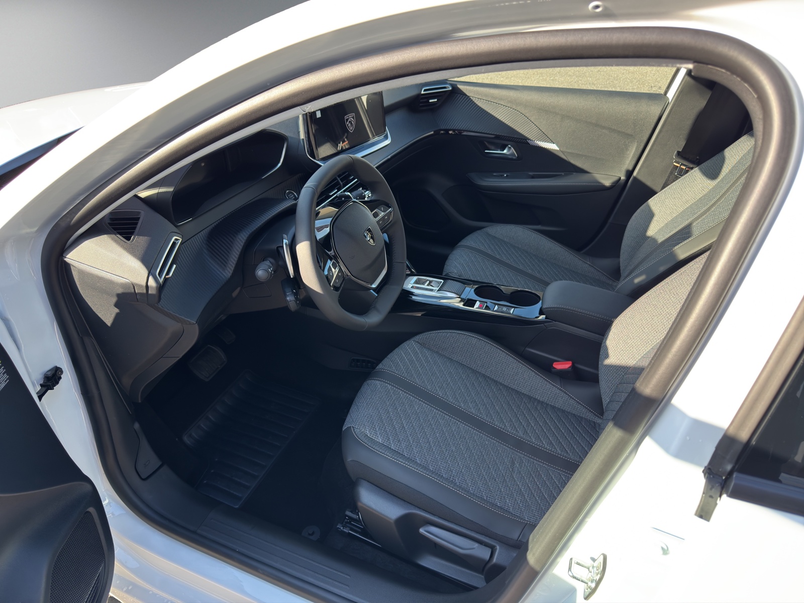 PEUGEOT 208 1.2 Hybrid Allure Premium-showroom-element-3