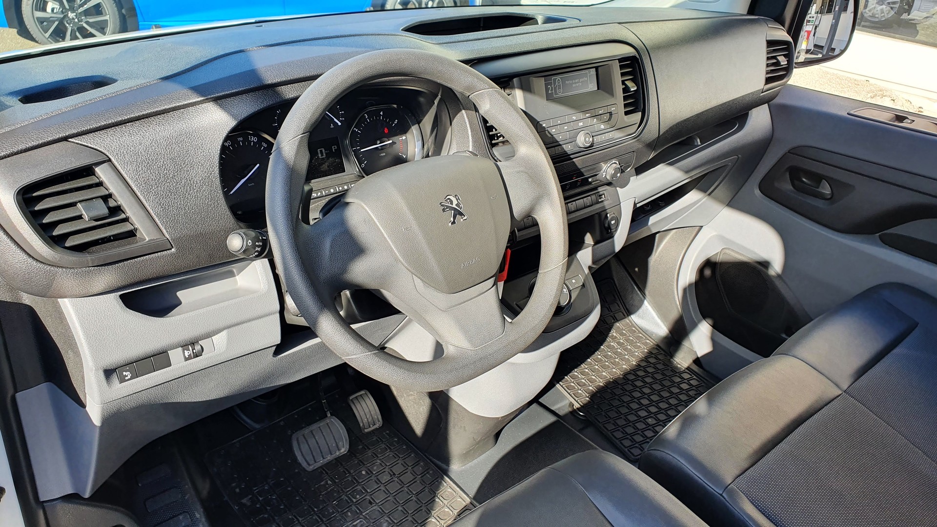 PEUGEOT e-Expert 50 KWh Standard-image-8
