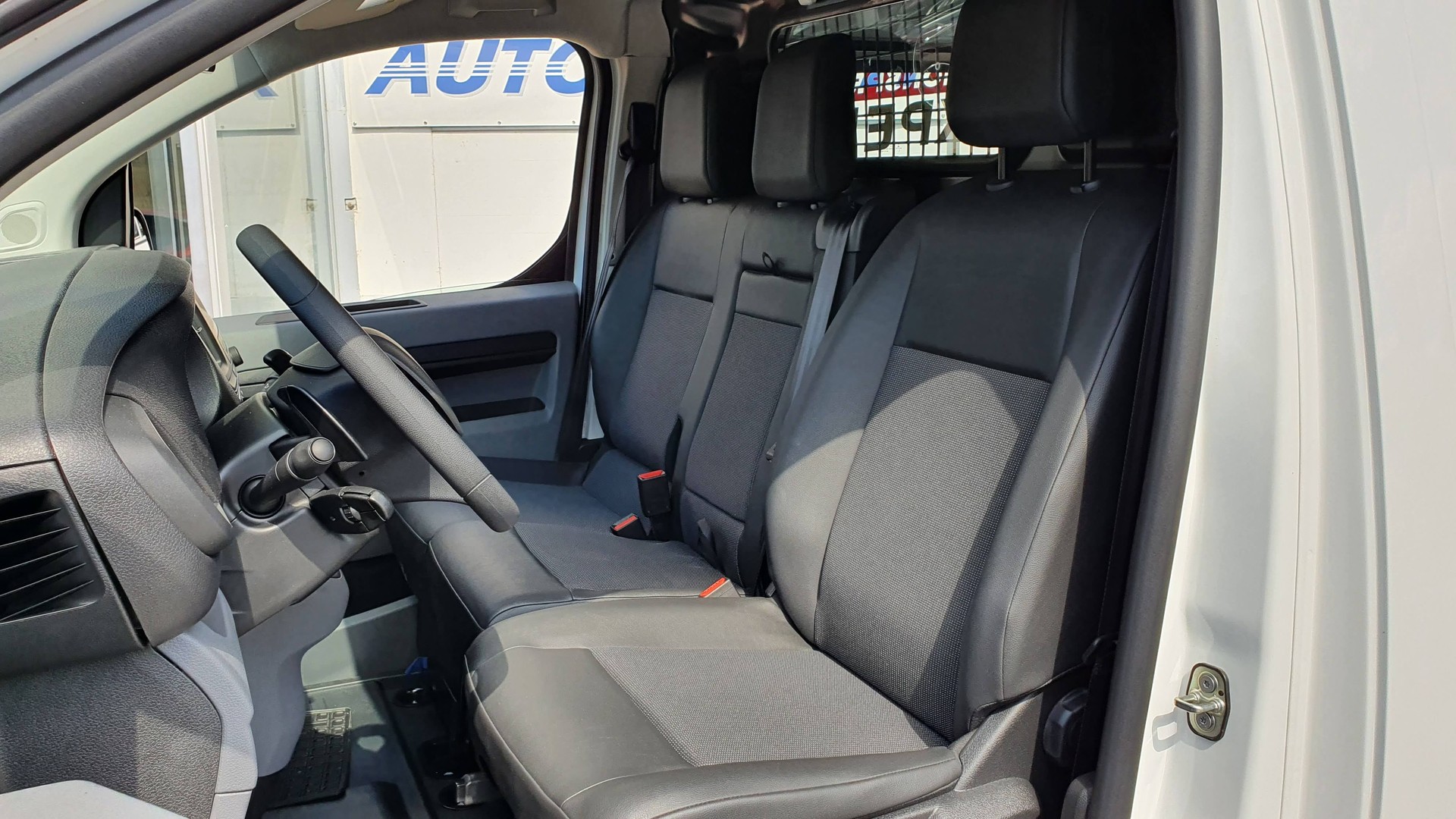 PEUGEOT e-Expert 50 KWh Standard-image-15