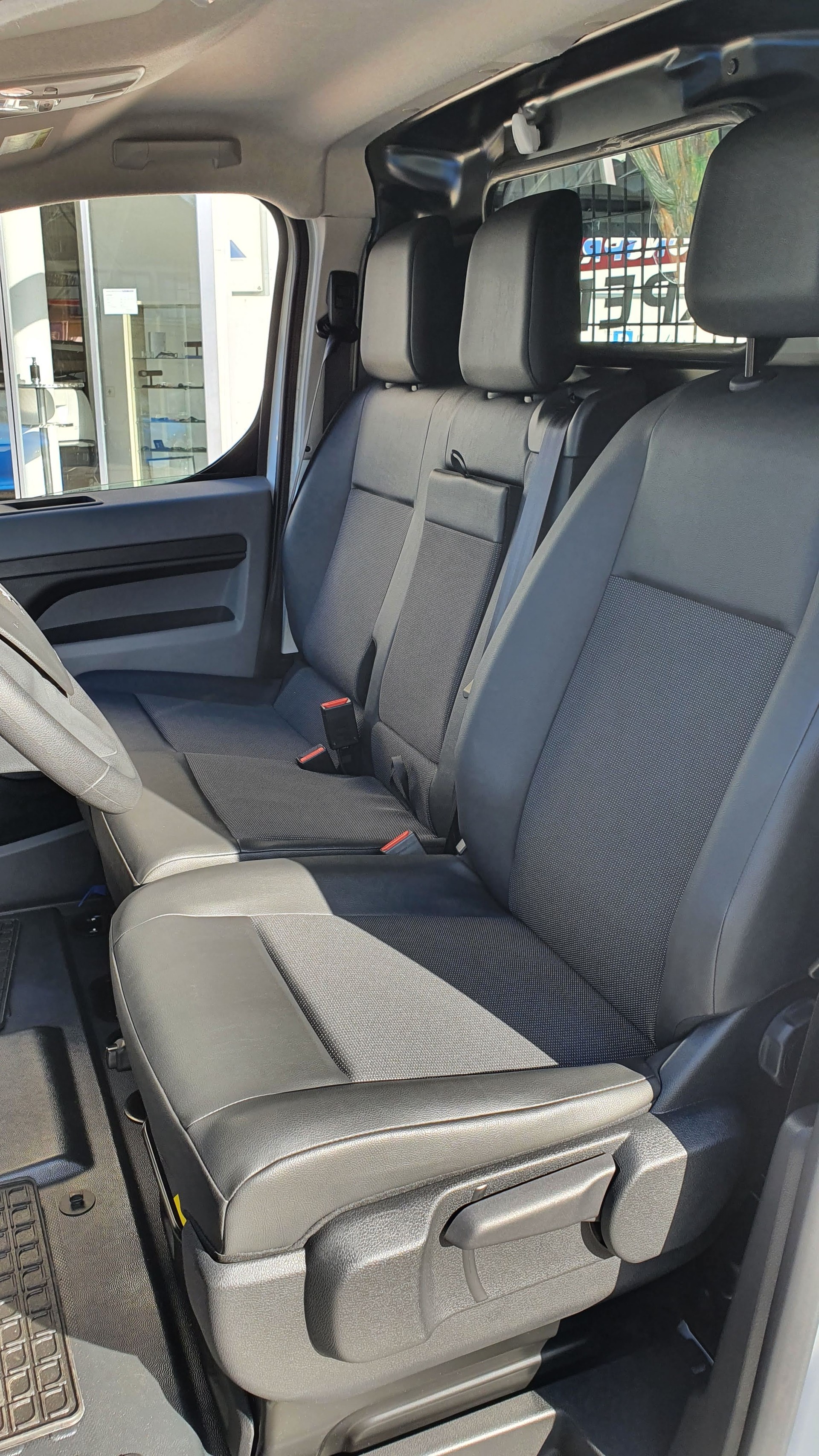 PEUGEOT e-Expert 50 KWh Standard-image-7