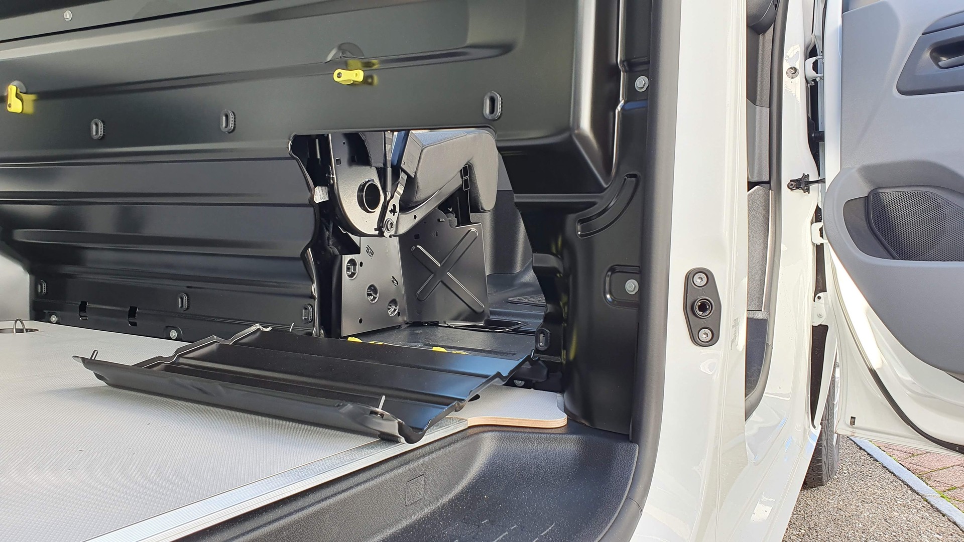 PEUGEOT e-Expert 50 KWh Standard-image-1