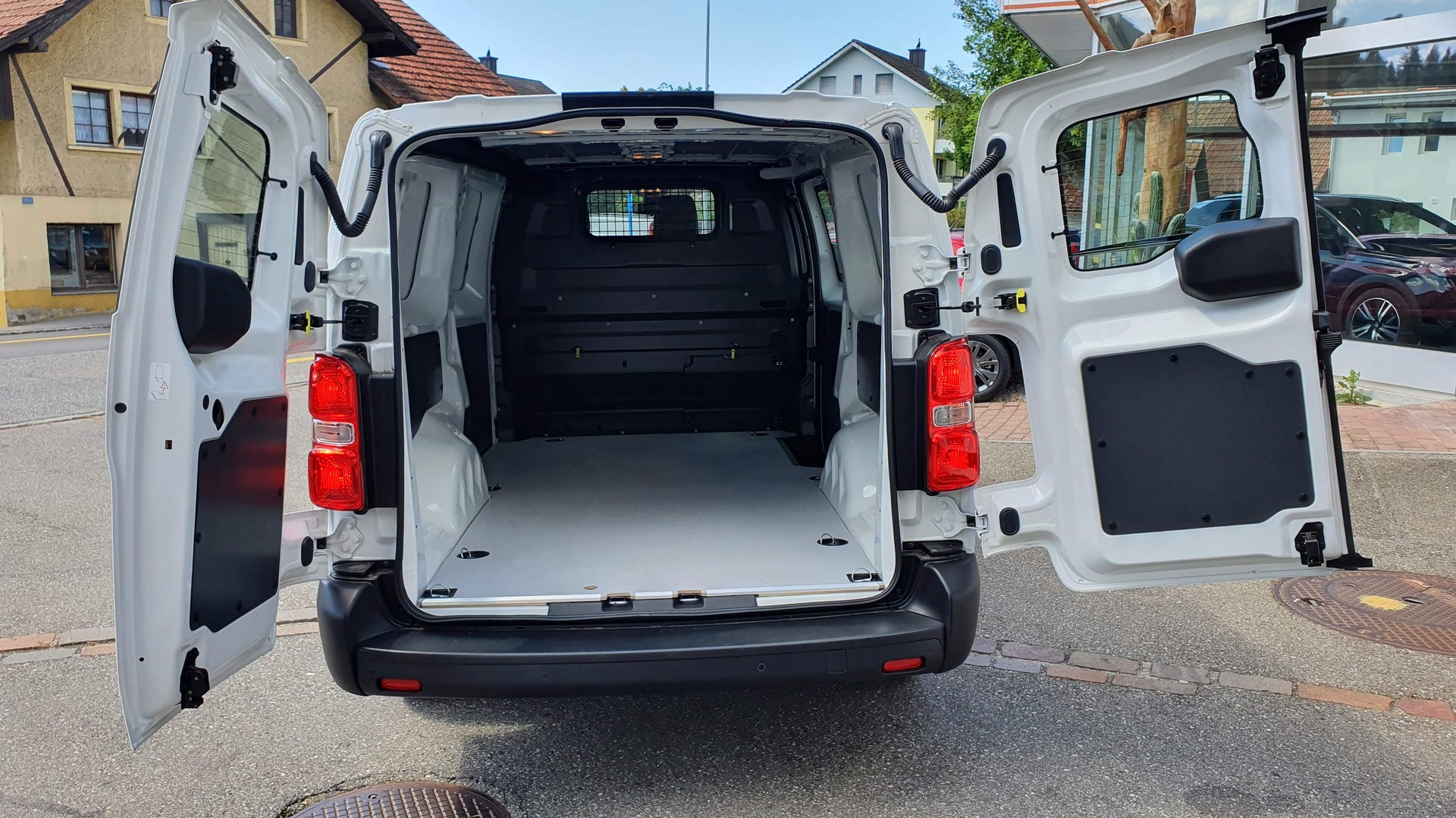 PEUGEOT e-Expert 50 KWh Standard-image-10