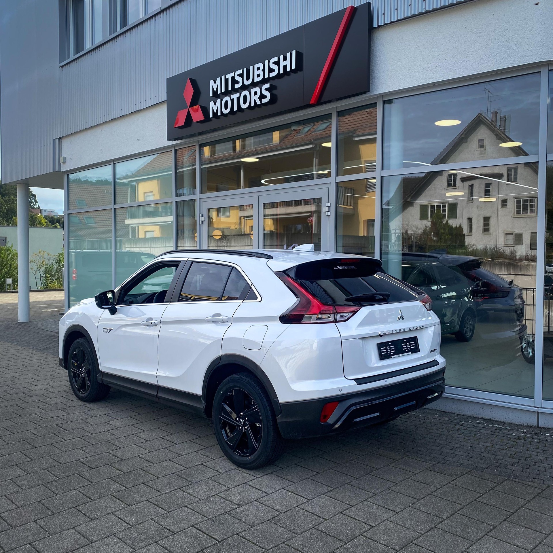 MITSUBISHI Eclipse Cross 2.4 PHEV Blackline 4x4-image-1