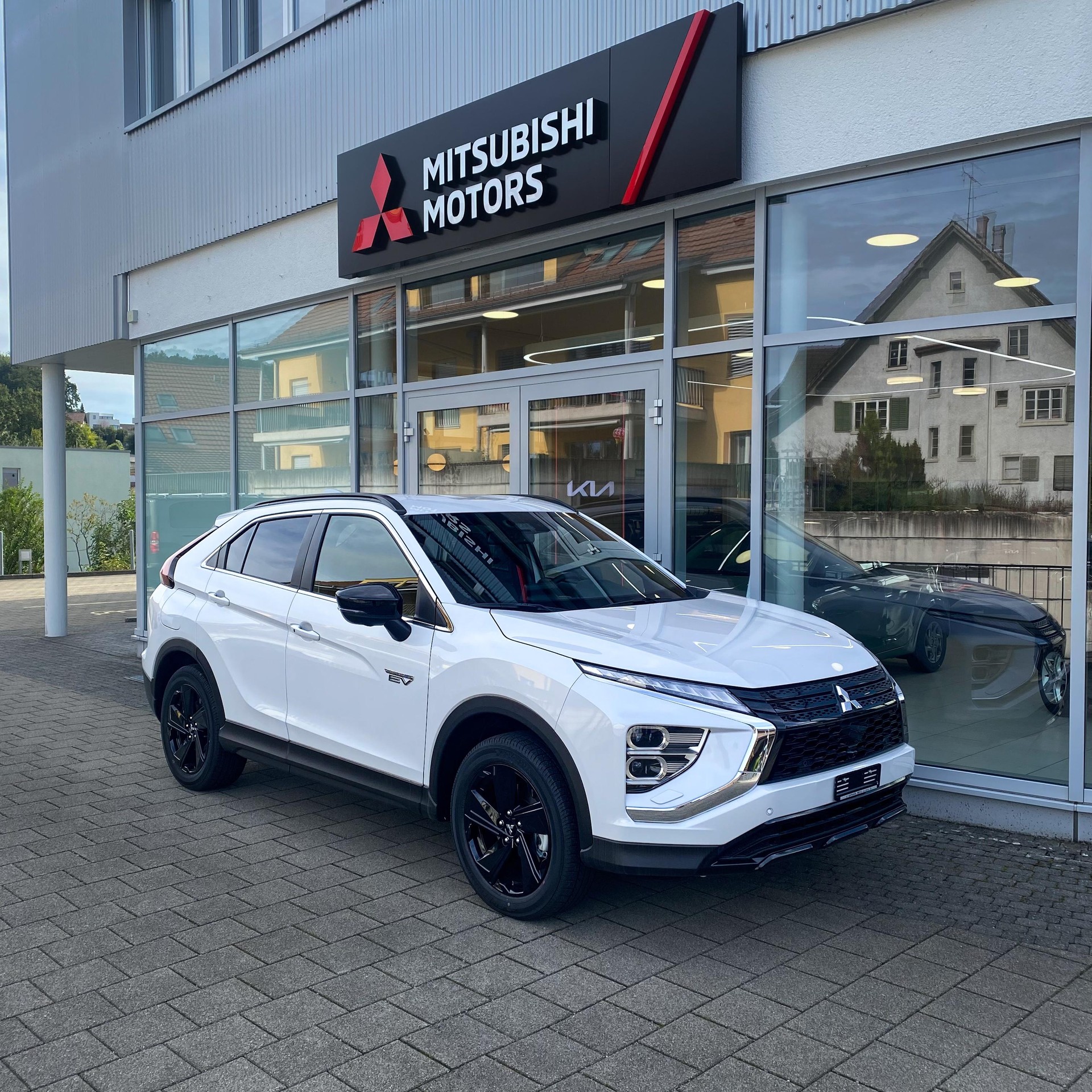 MITSUBISHI Eclipse Cross 2.4 PHEV Blackline 4x4-image-0