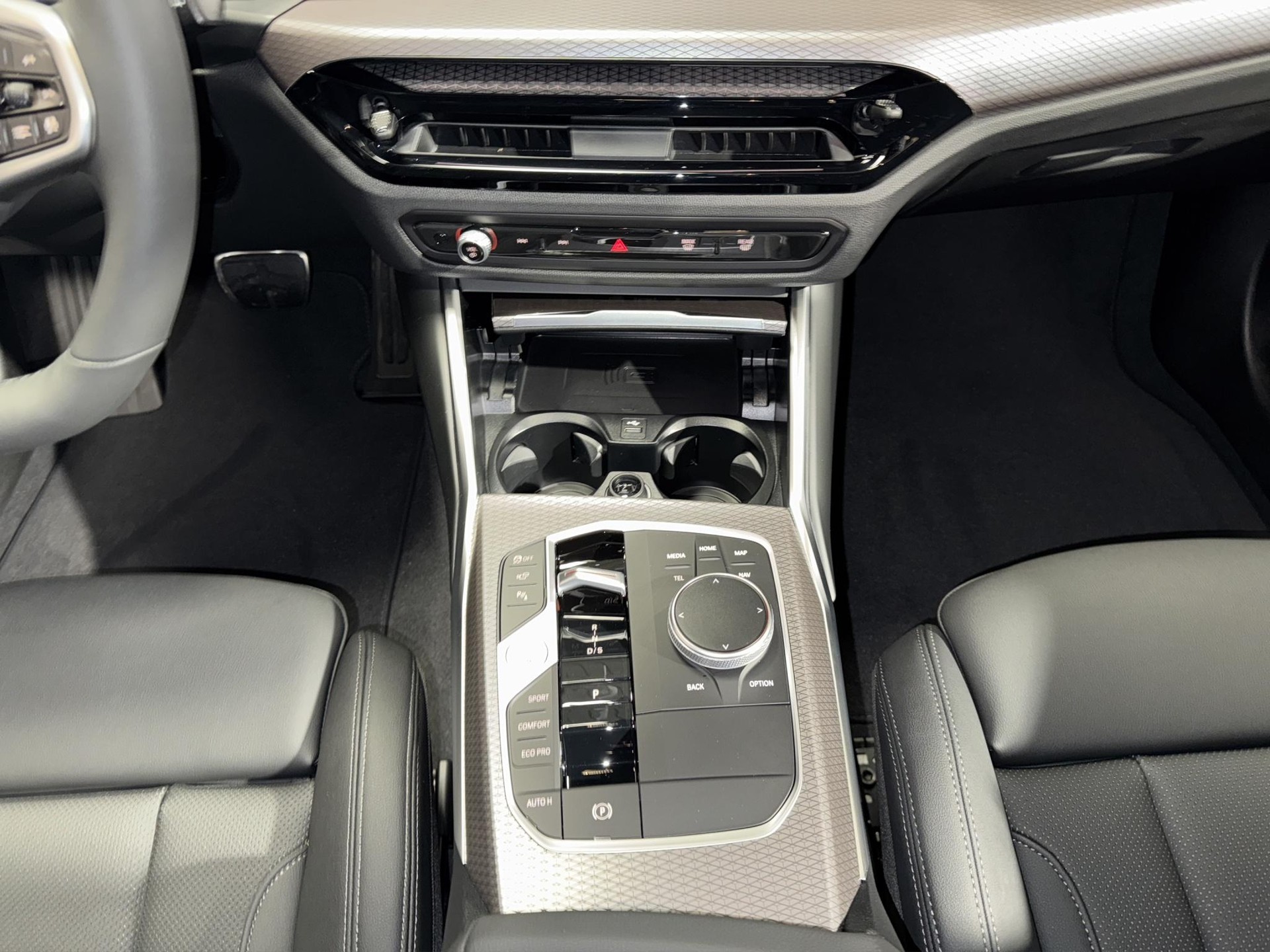BMW 320d xDrive Touring M Sport-image-18