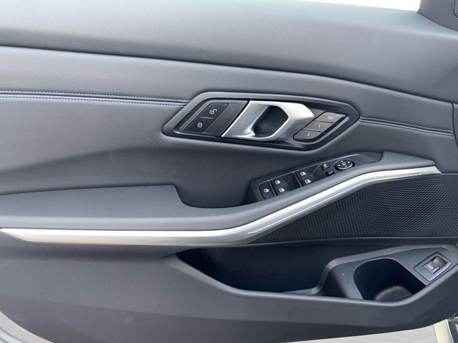 BMW 320d xDrive Touring-image-16