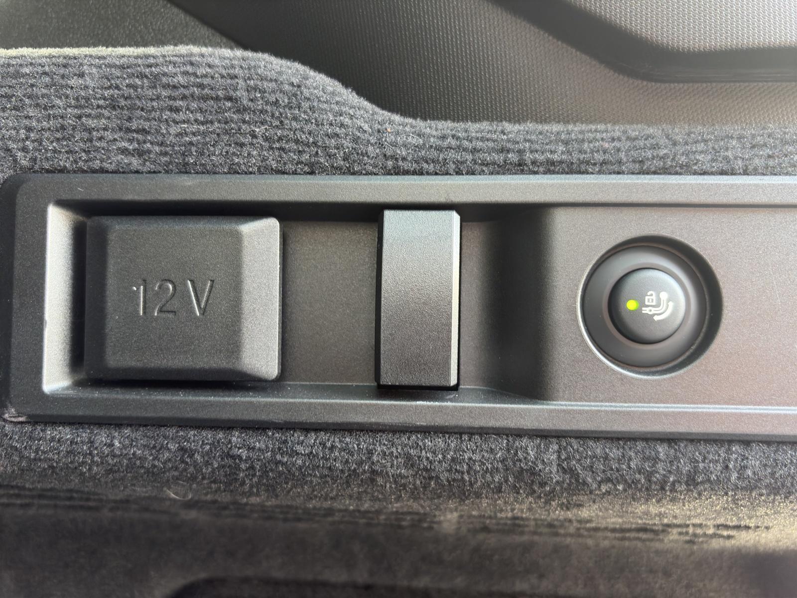 BMW 320d xDrive Touring-image-18