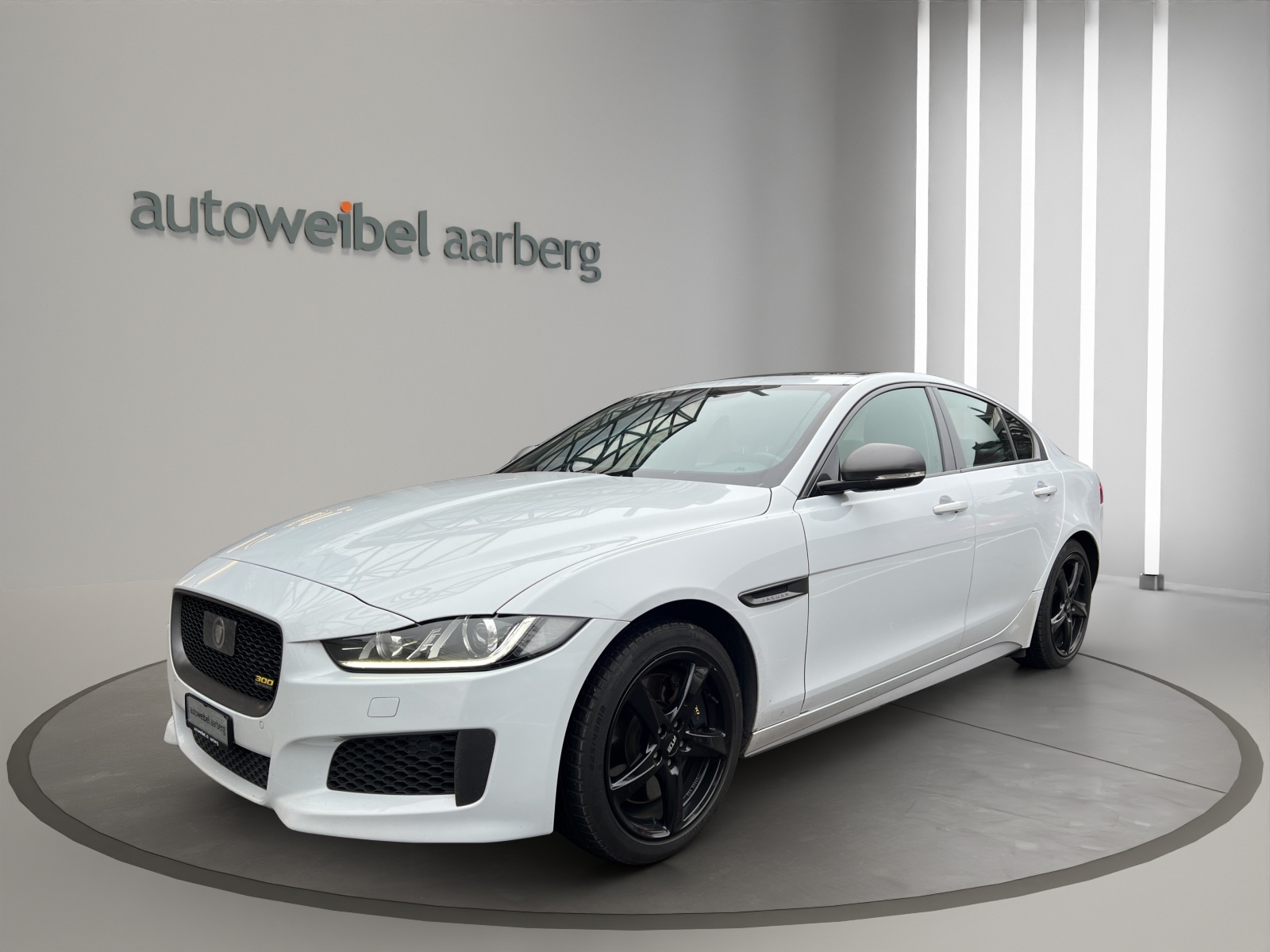 JAGUAR XE 30t 2.0 300 Sport AWD Automatic-image-4