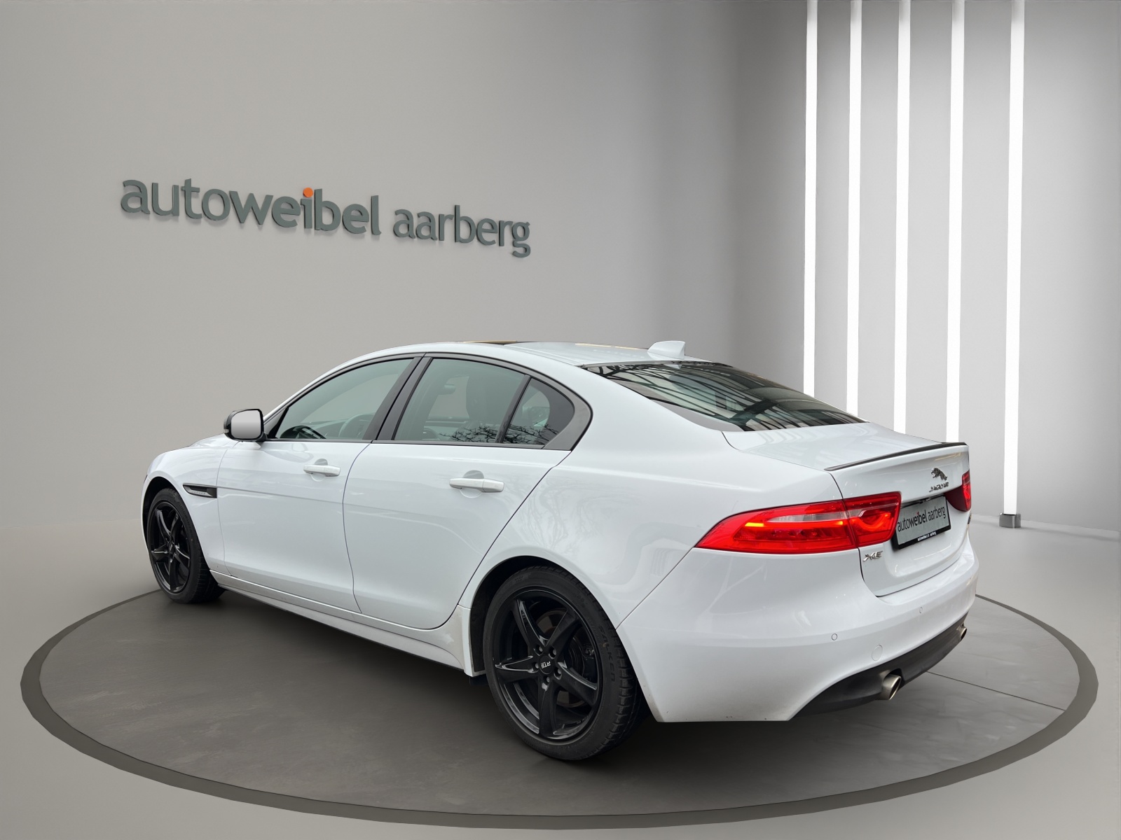 JAGUAR XE 30t 2.0 300 Sport AWD Automatic-showroom-element-3