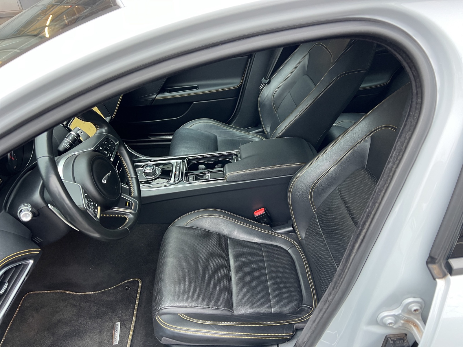 JAGUAR XE 30t 2.0 300 Sport AWD Automatic-image-6
