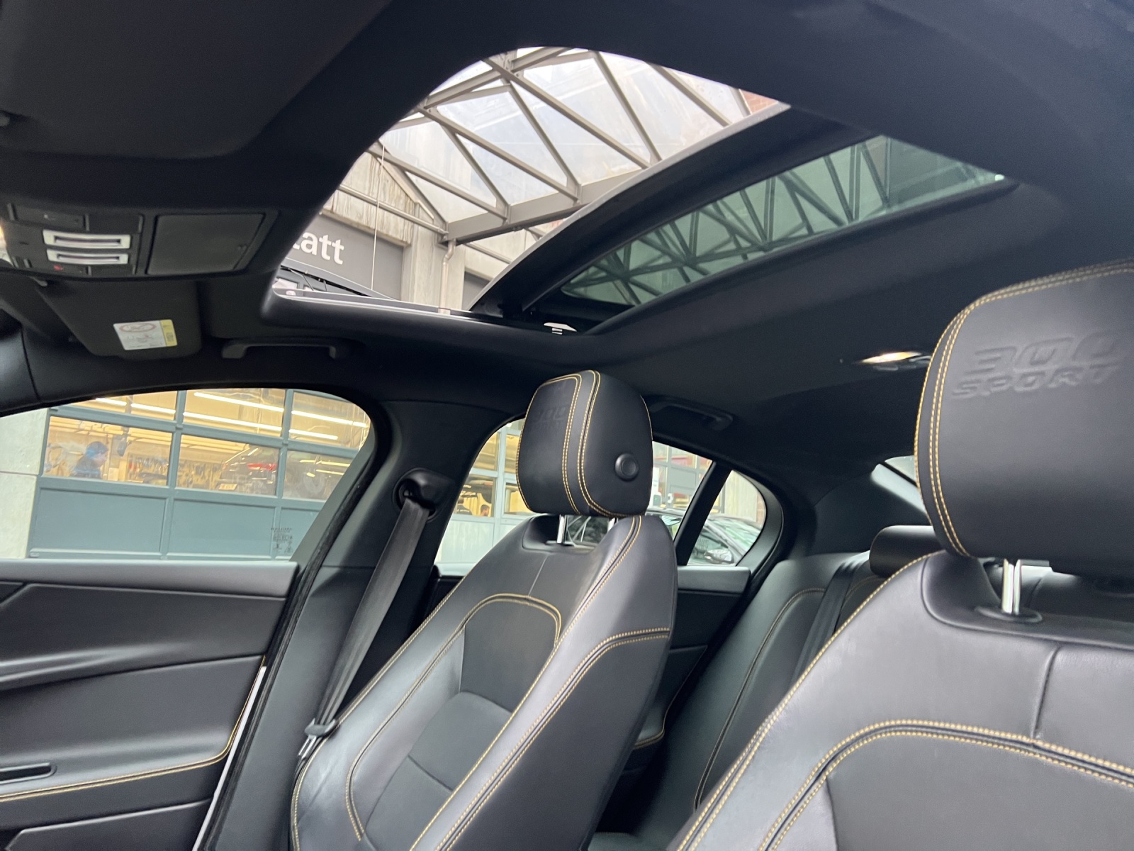 JAGUAR XE 30t 2.0 300 Sport AWD Automatic-image-9