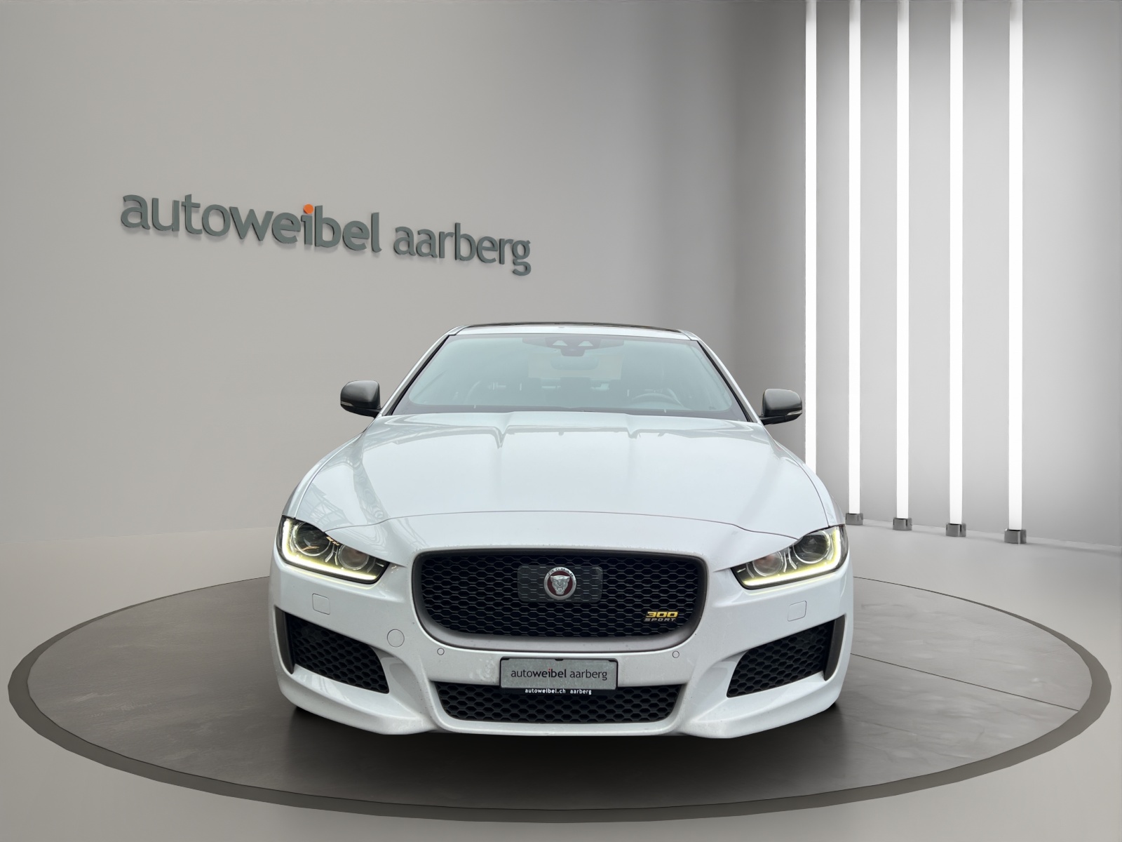 JAGUAR XE 30t 2.0 300 Sport AWD Automatic-image-5