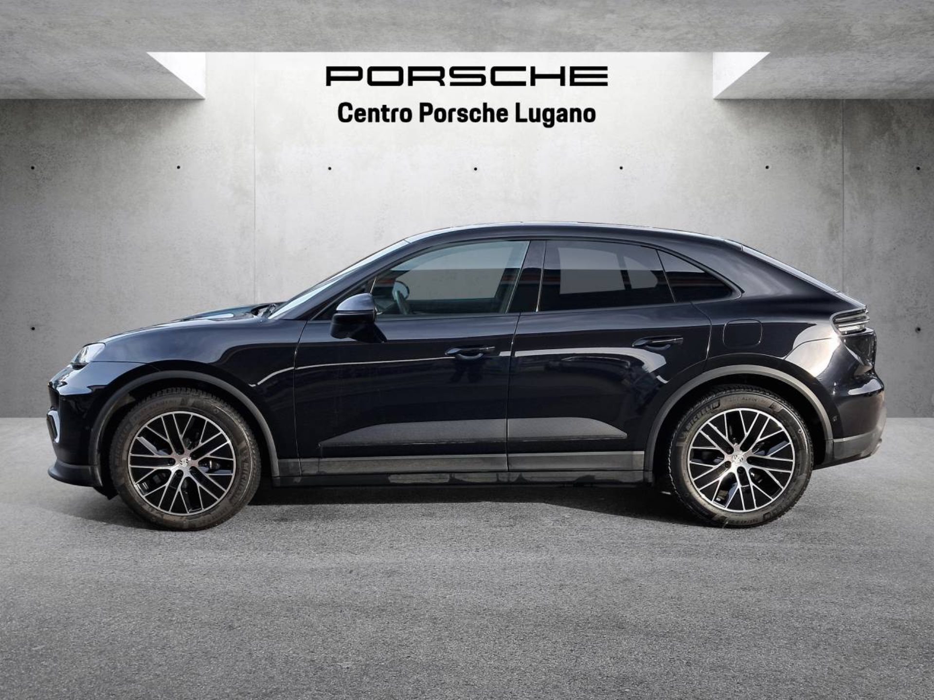 PORSCHE Macan 4-image-1