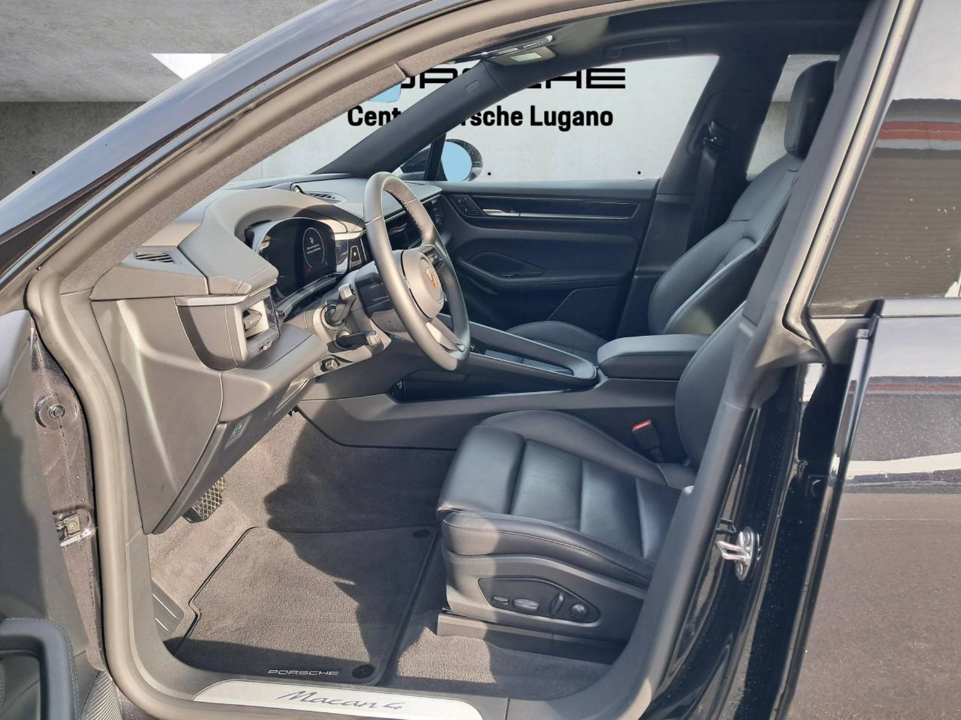 PORSCHE Macan 4-image-3