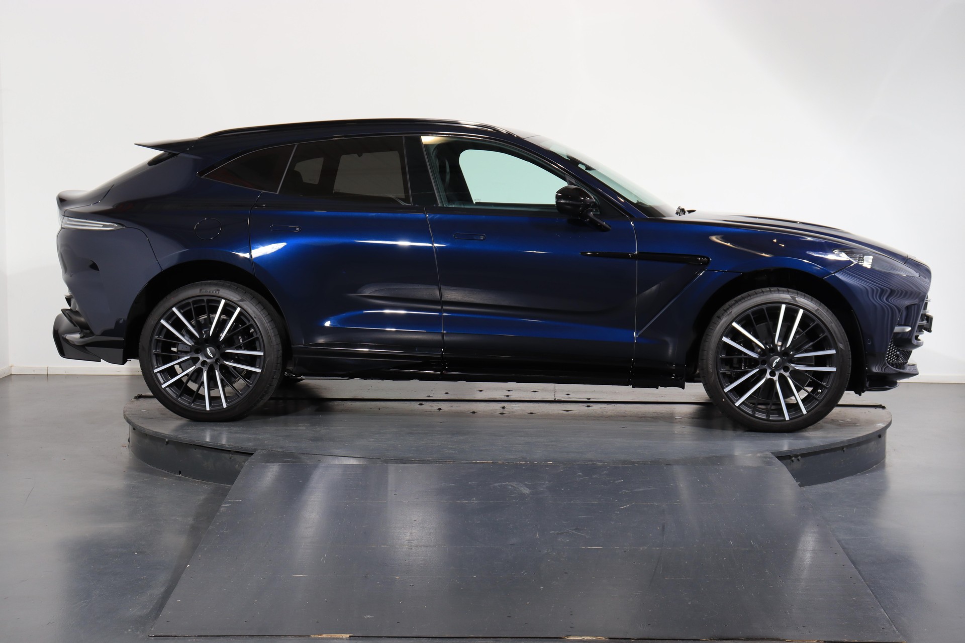ASTON MARTIN DBX 707 4.0 V8 Bi-Turbo-image-1