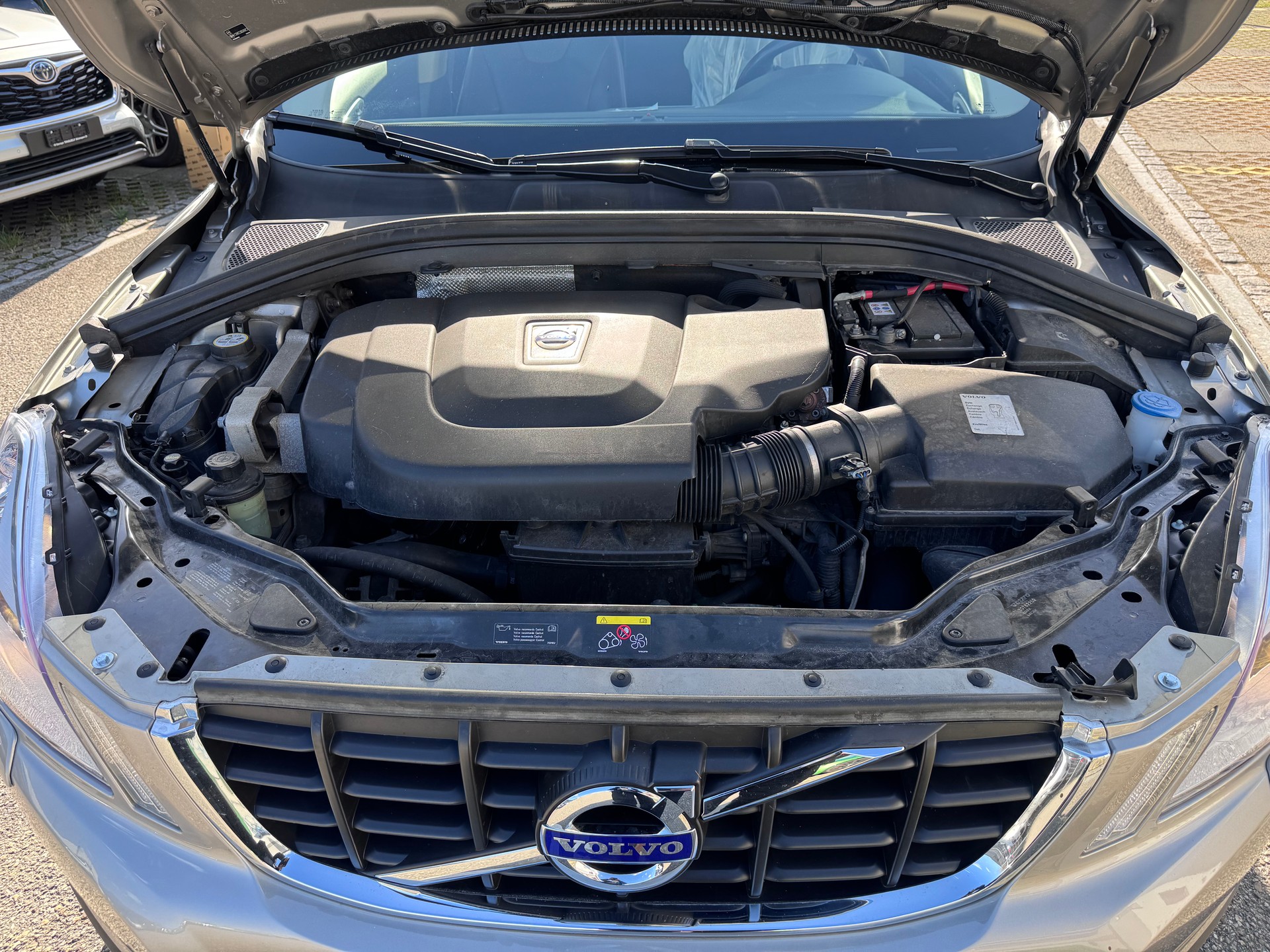 VOLVO XC60 D5 AWD Momentum-image-8