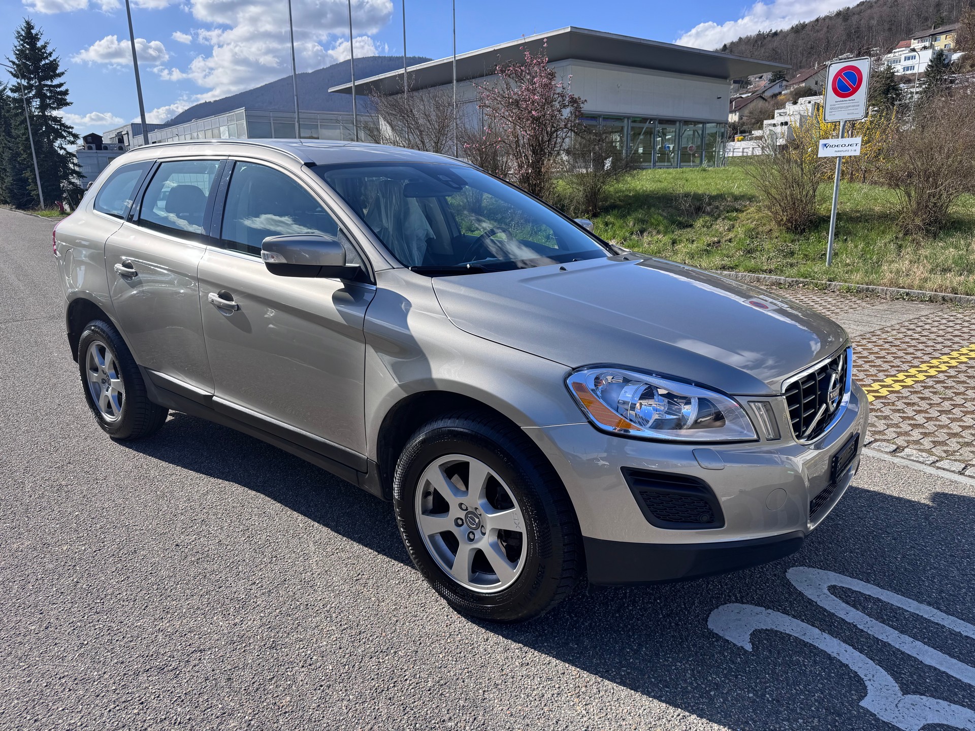 VOLVO XC60 D5 AWD Momentum-image-1