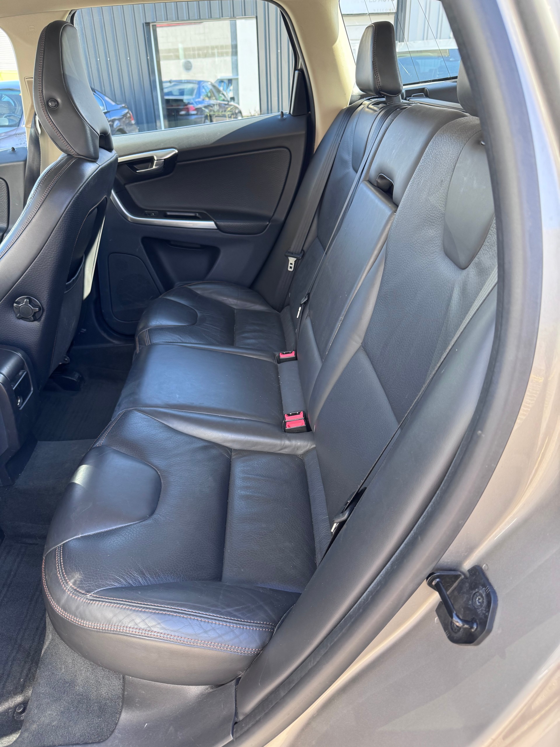 VOLVO XC60 D5 AWD Momentum-image-6