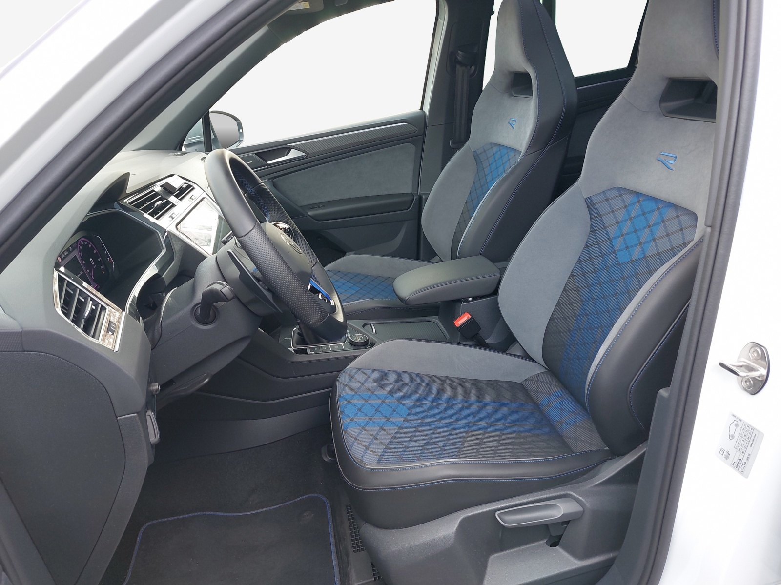 VW Tiguan 2.0TSI R 4Motion DSG-image-7