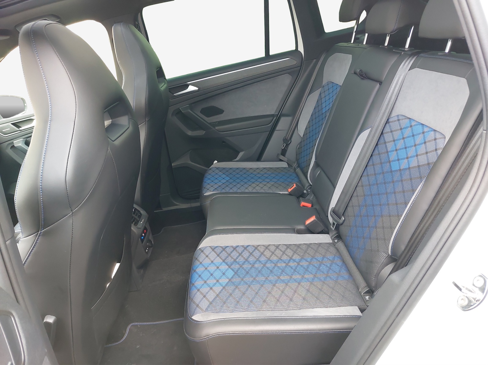 VW Tiguan 2.0TSI R 4Motion DSG-image-11