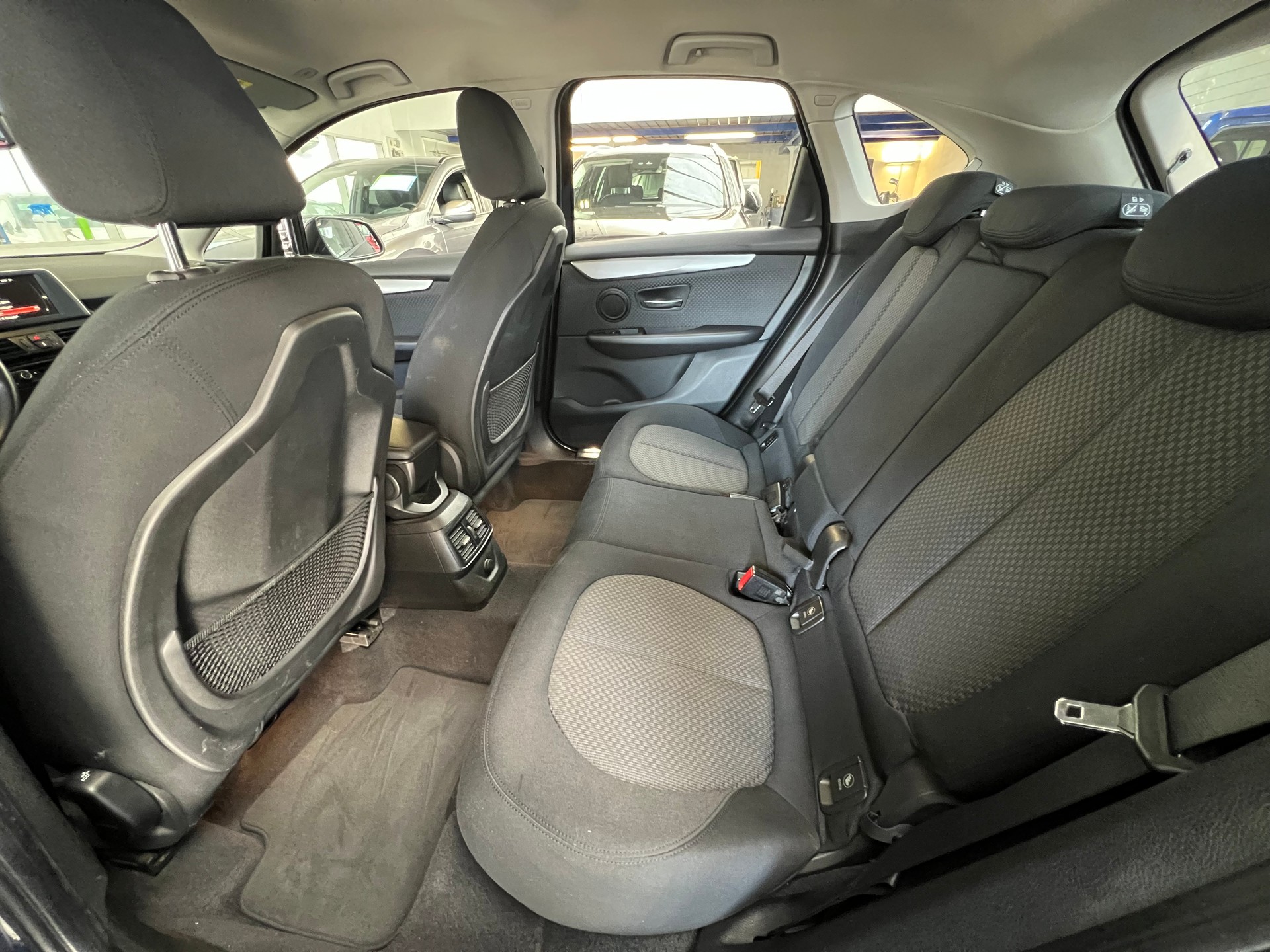 BMW 218i Active Tourer-image-8
