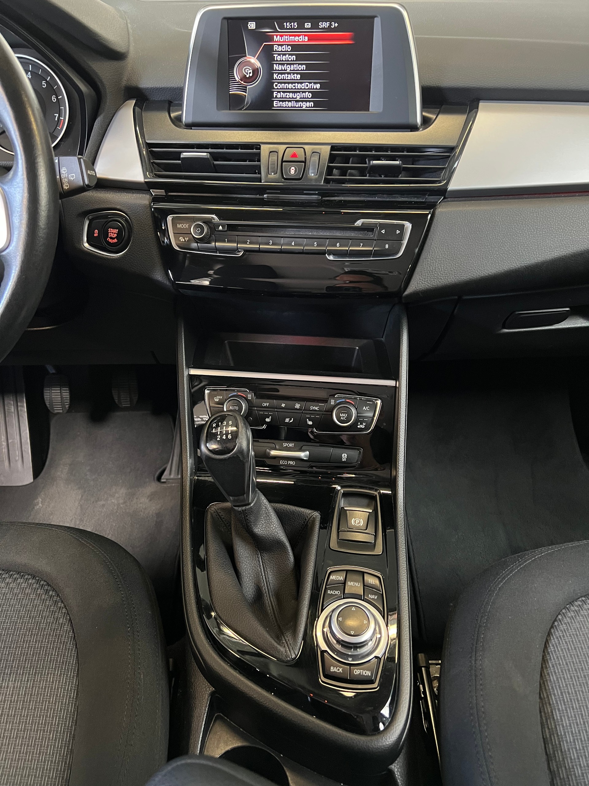 BMW 218i Active Tourer-image-5