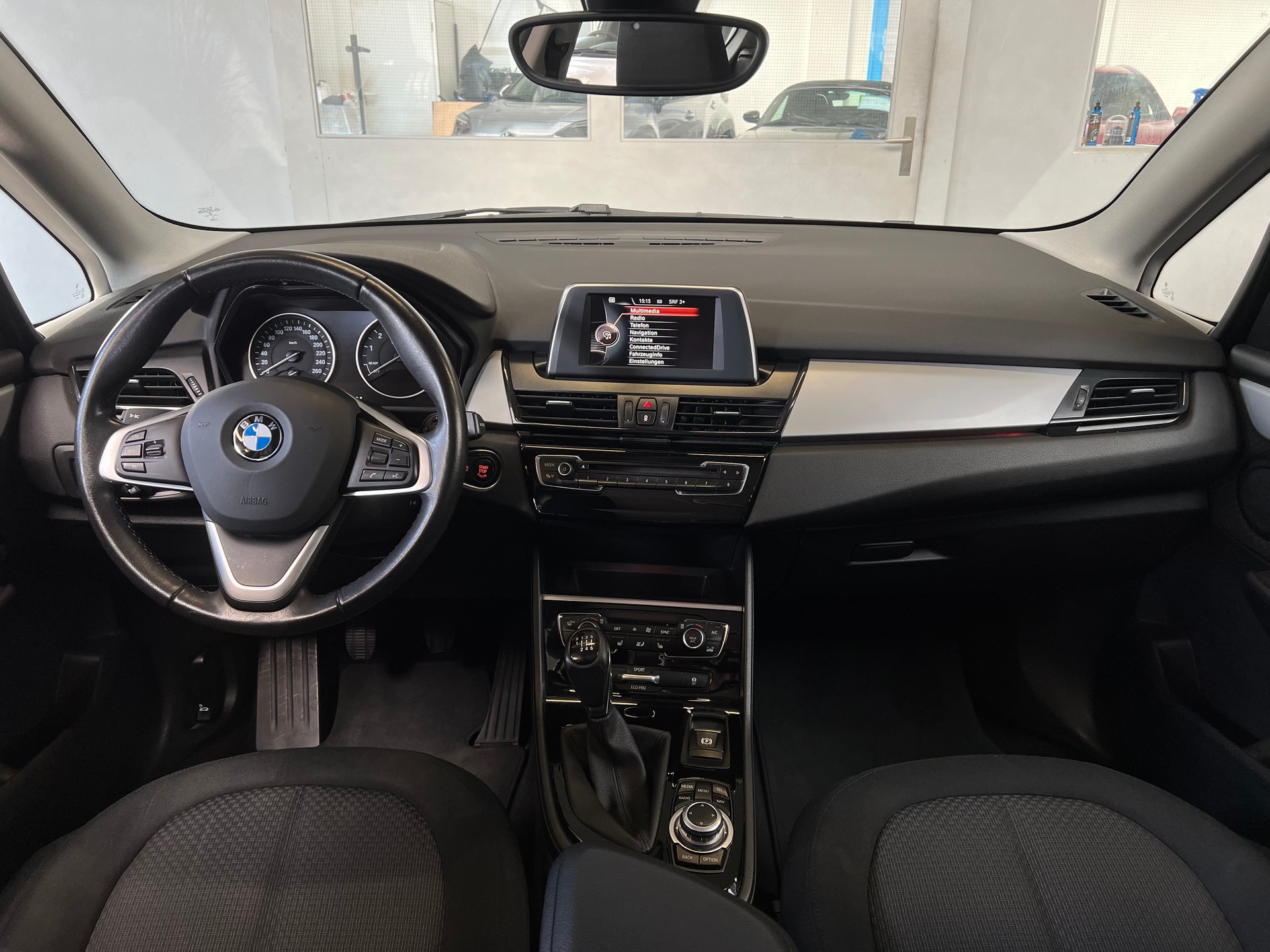 BMW 218i Active Tourer-image-4