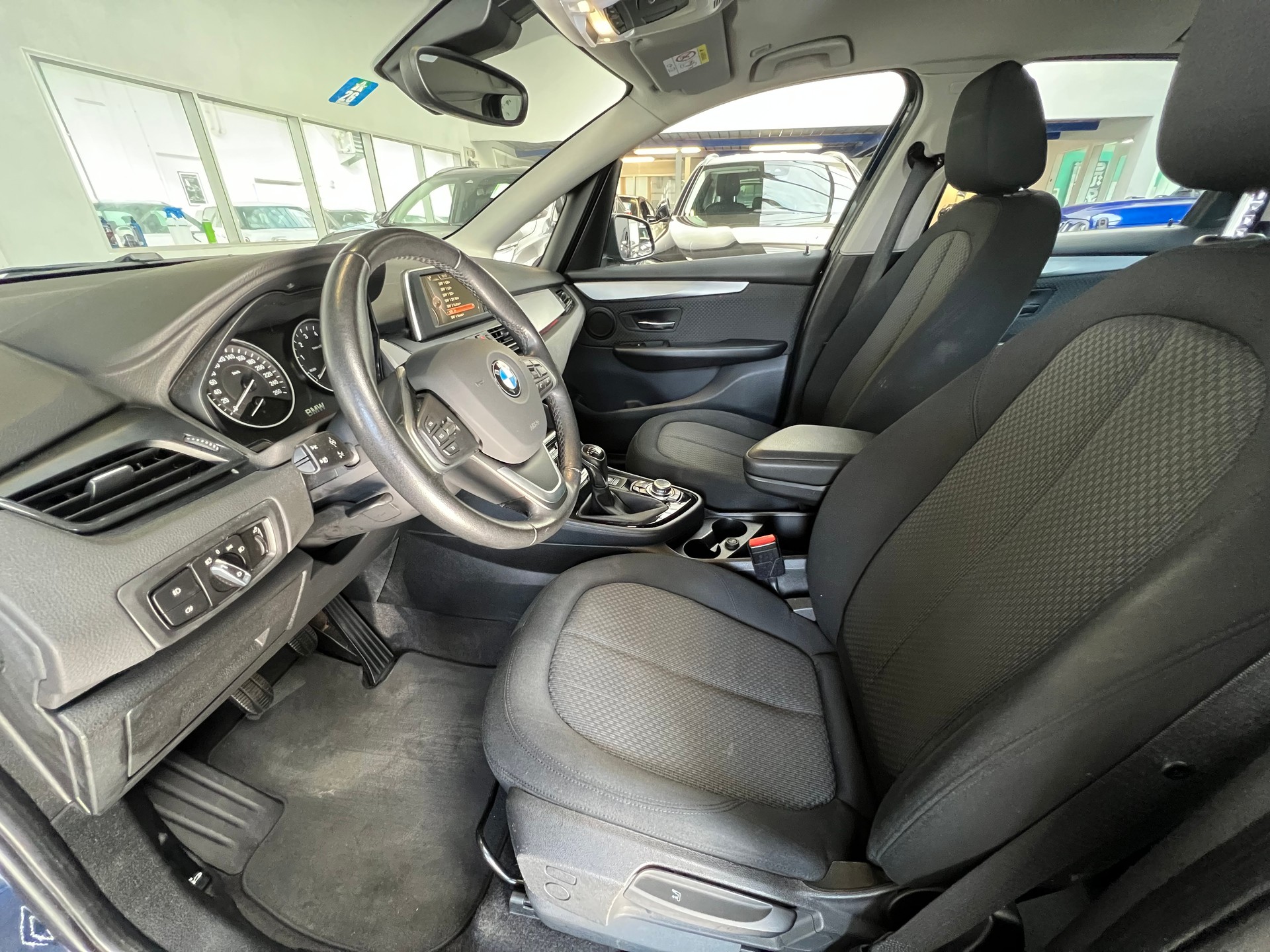 BMW 218i Active Tourer-image-7