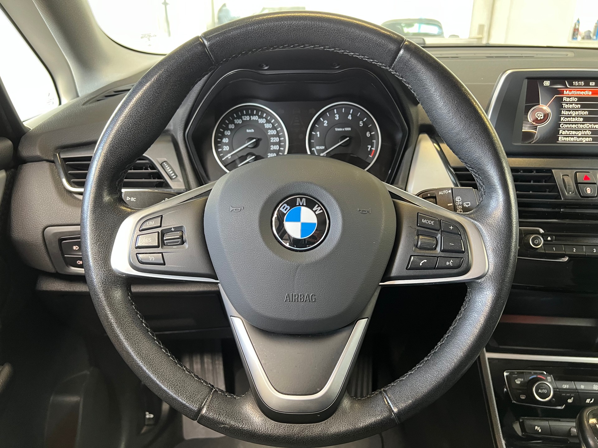 BMW 218i Active Tourer-image-6