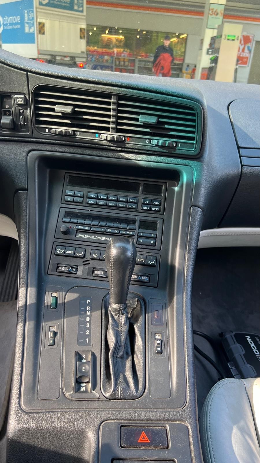BMW 850i A-image-8