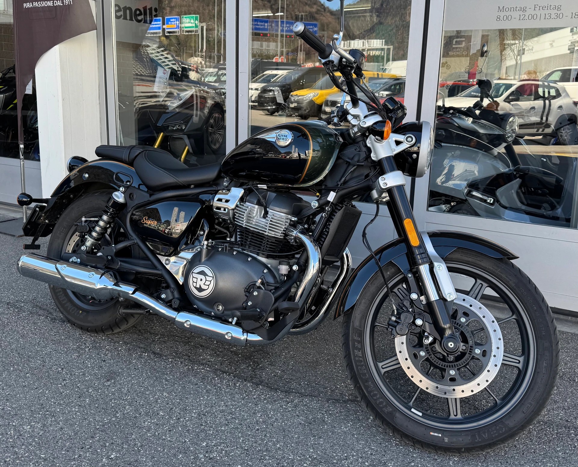 ROYAL ENFIELD Super Meteor 650 Interstellar-showroom-element-1