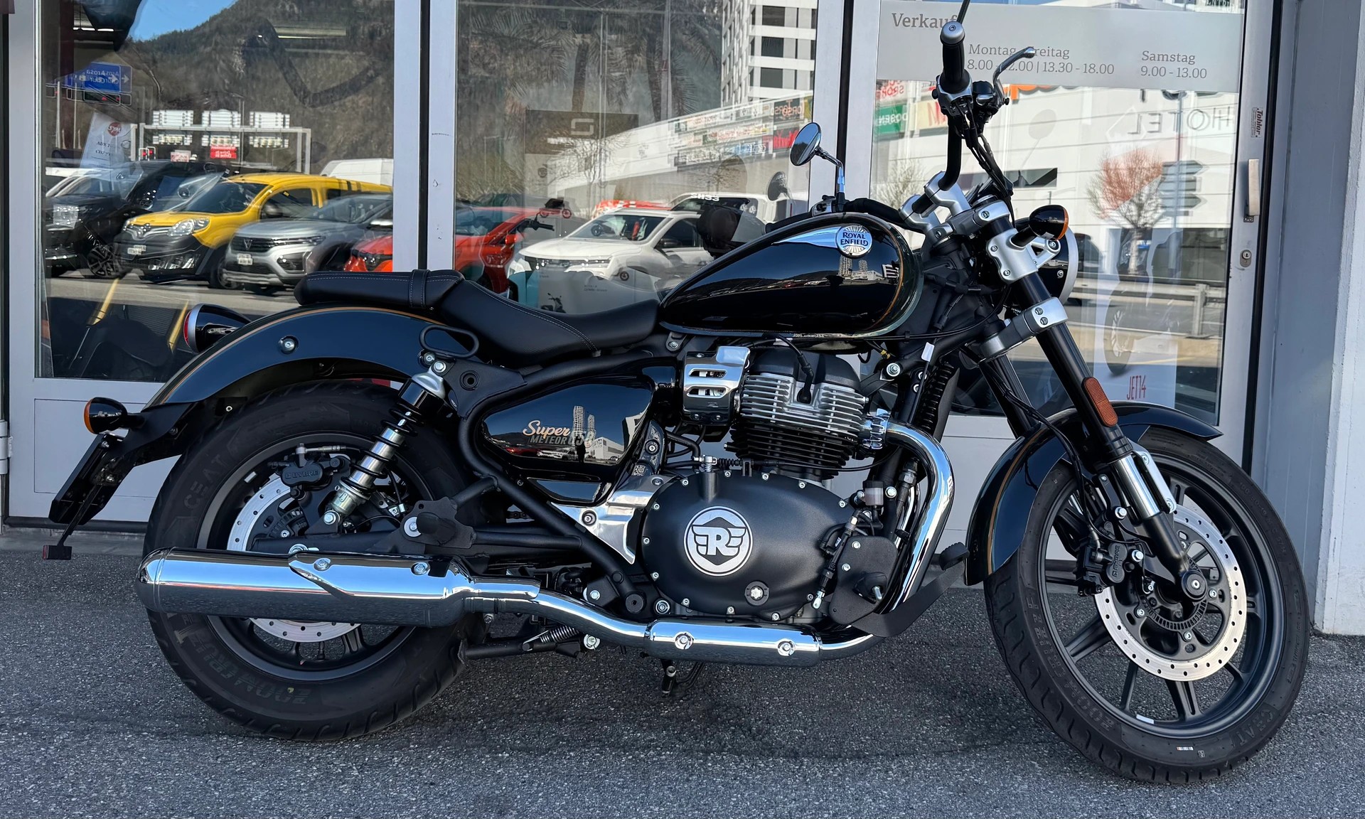 ROYAL ENFIELD Super Meteor 650 Interstellar-showroom-element-2