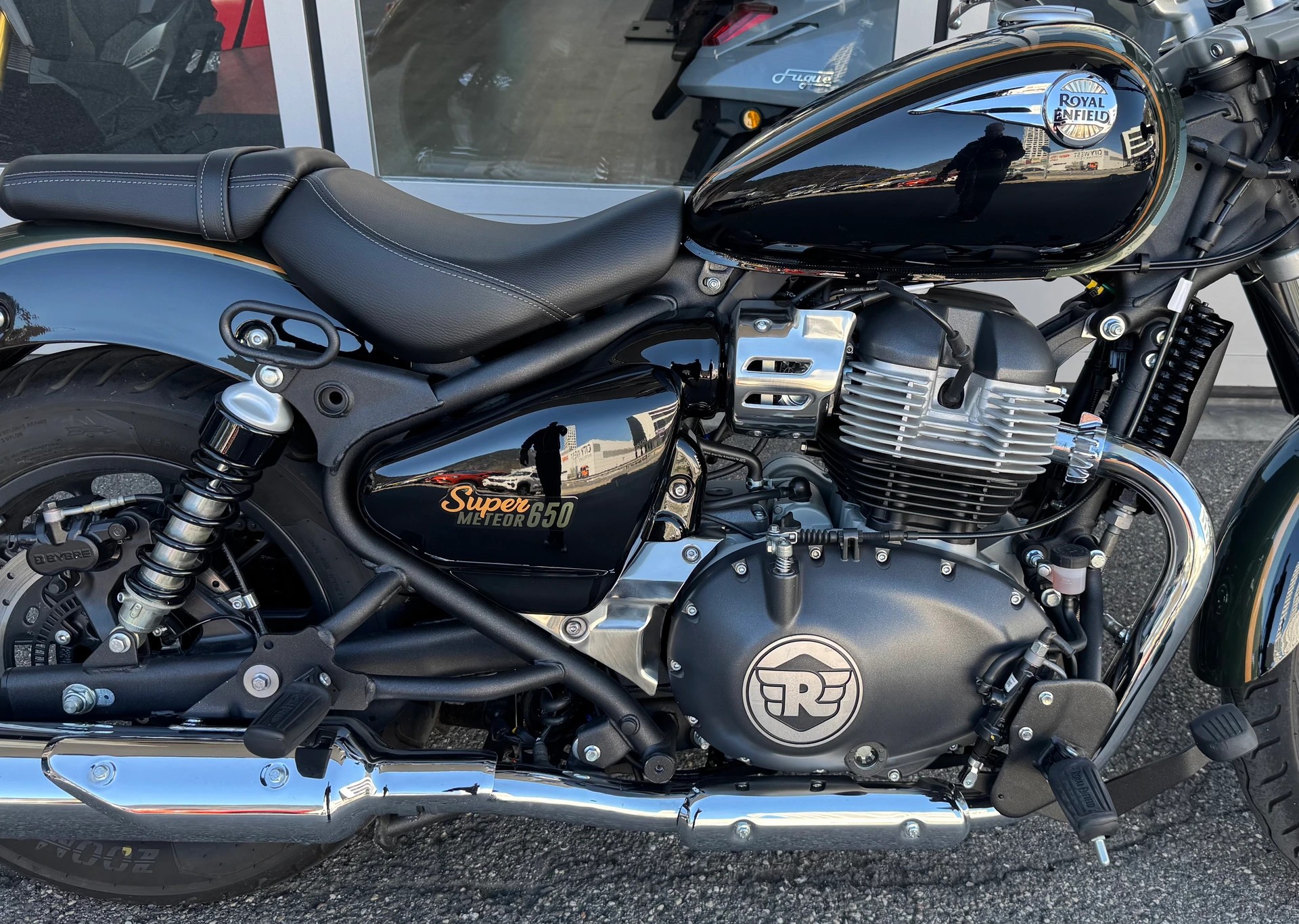 ROYAL ENFIELD Super Meteor 650 Interstellar-showroom-element-3