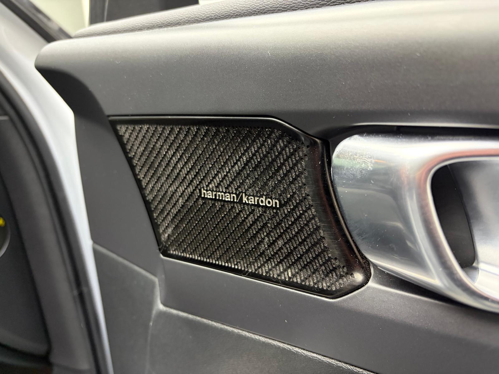 VOLVO XC40 P8 AWD Pure Electric R-Design - Attelage, toit ouvrant, Caméra 360-image-17