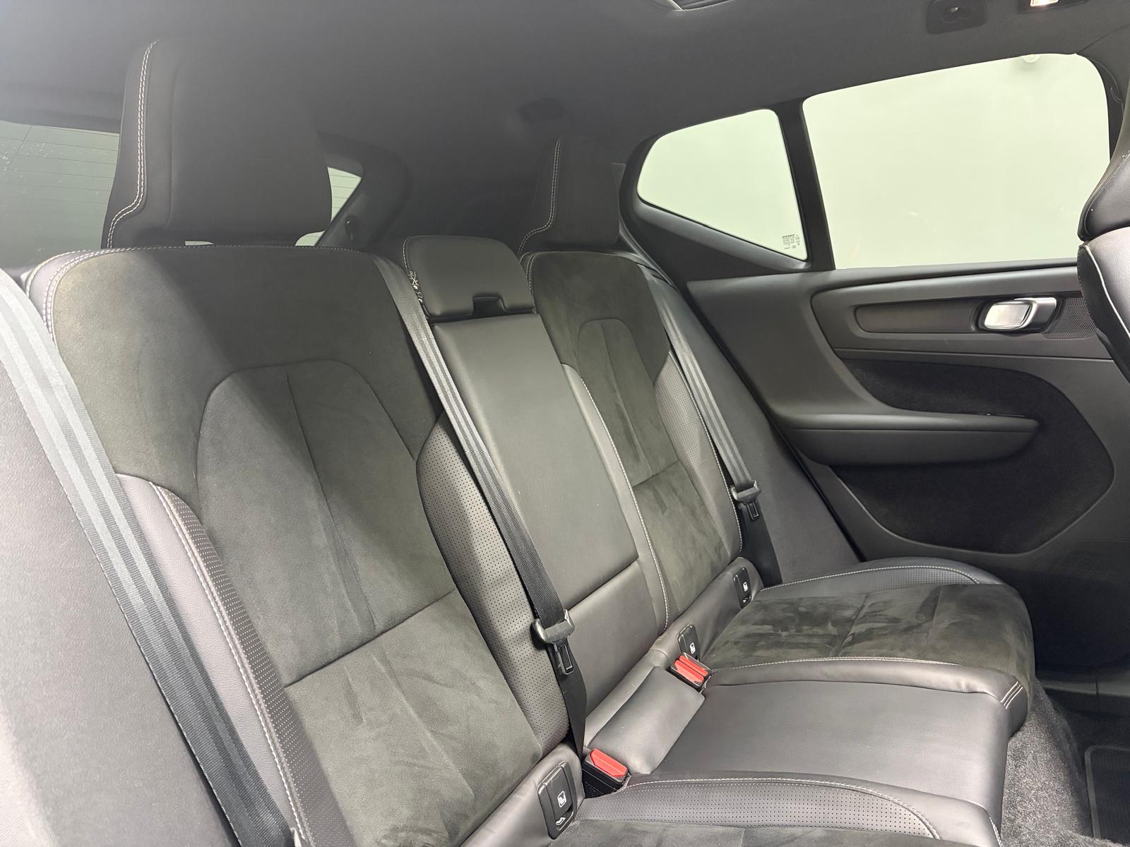 VOLVO XC40 P8 AWD Pure Electric R-Design - Attelage, toit ouvrant, Caméra 360-image-14