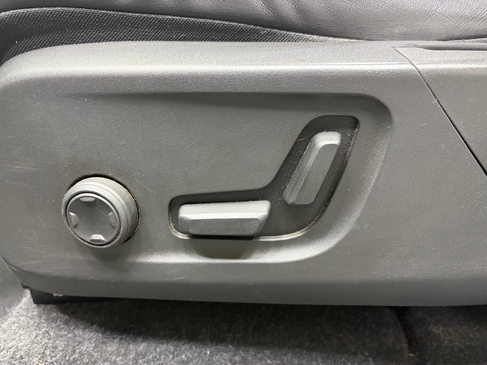 VOLVO XC40 P8 AWD Pure Electric R-Design - Attelage, toit ouvrant, Caméra 360-image-11