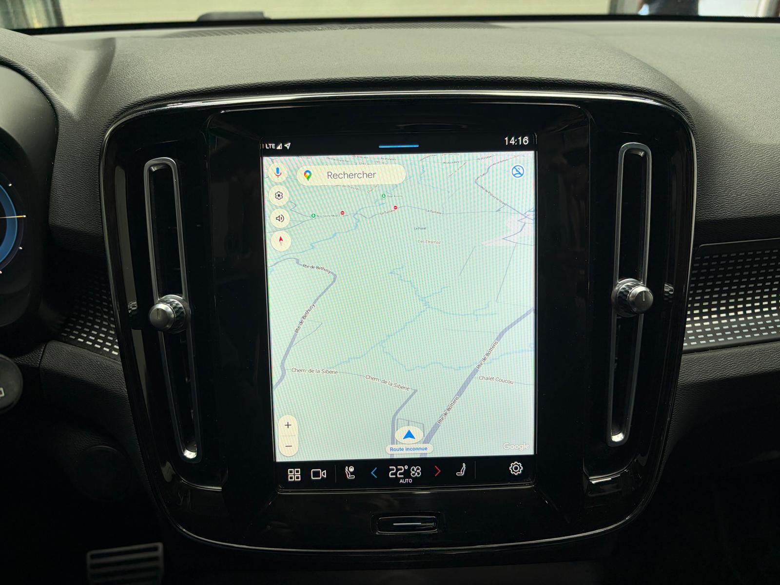 VOLVO XC40 P8 AWD Pure Electric R-Design - Attelage, toit ouvrant, Caméra 360-image-24