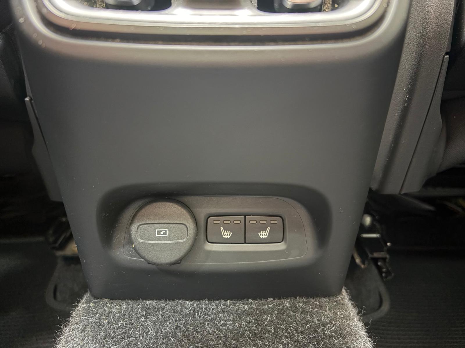 VOLVO XC40 P8 AWD Pure Electric R-Design - Attelage, toit ouvrant, Caméra 360-image-13