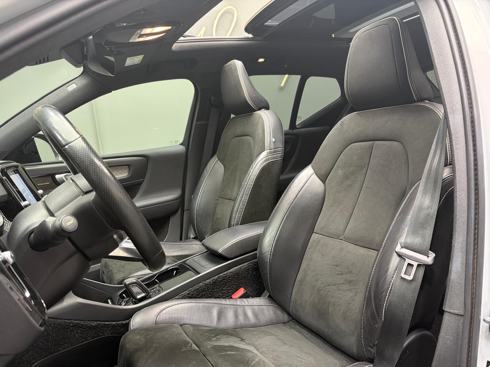 VOLVO XC40 P8 AWD Pure Electric R-Design - Attelage, toit ouvrant, Caméra 360-image-10