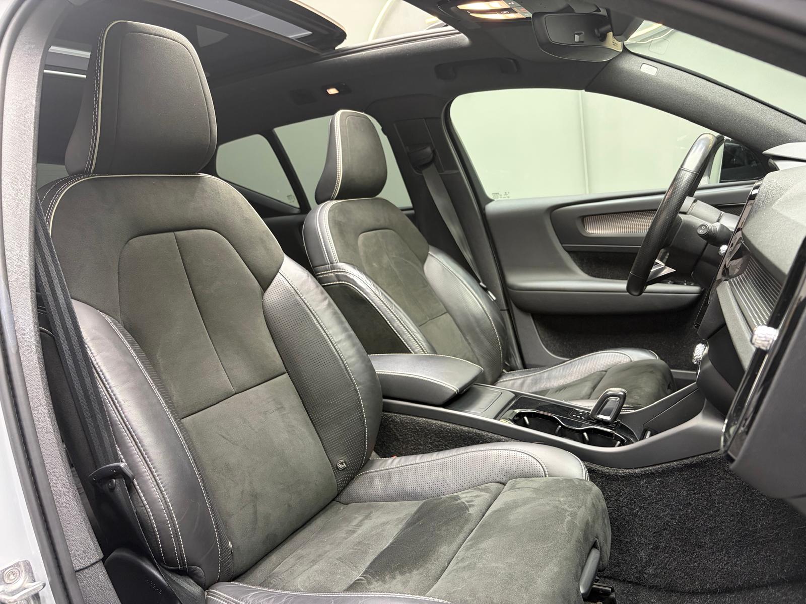 VOLVO XC40 P8 AWD Pure Electric R-Design - Attelage, toit ouvrant, Caméra 360-image-15
