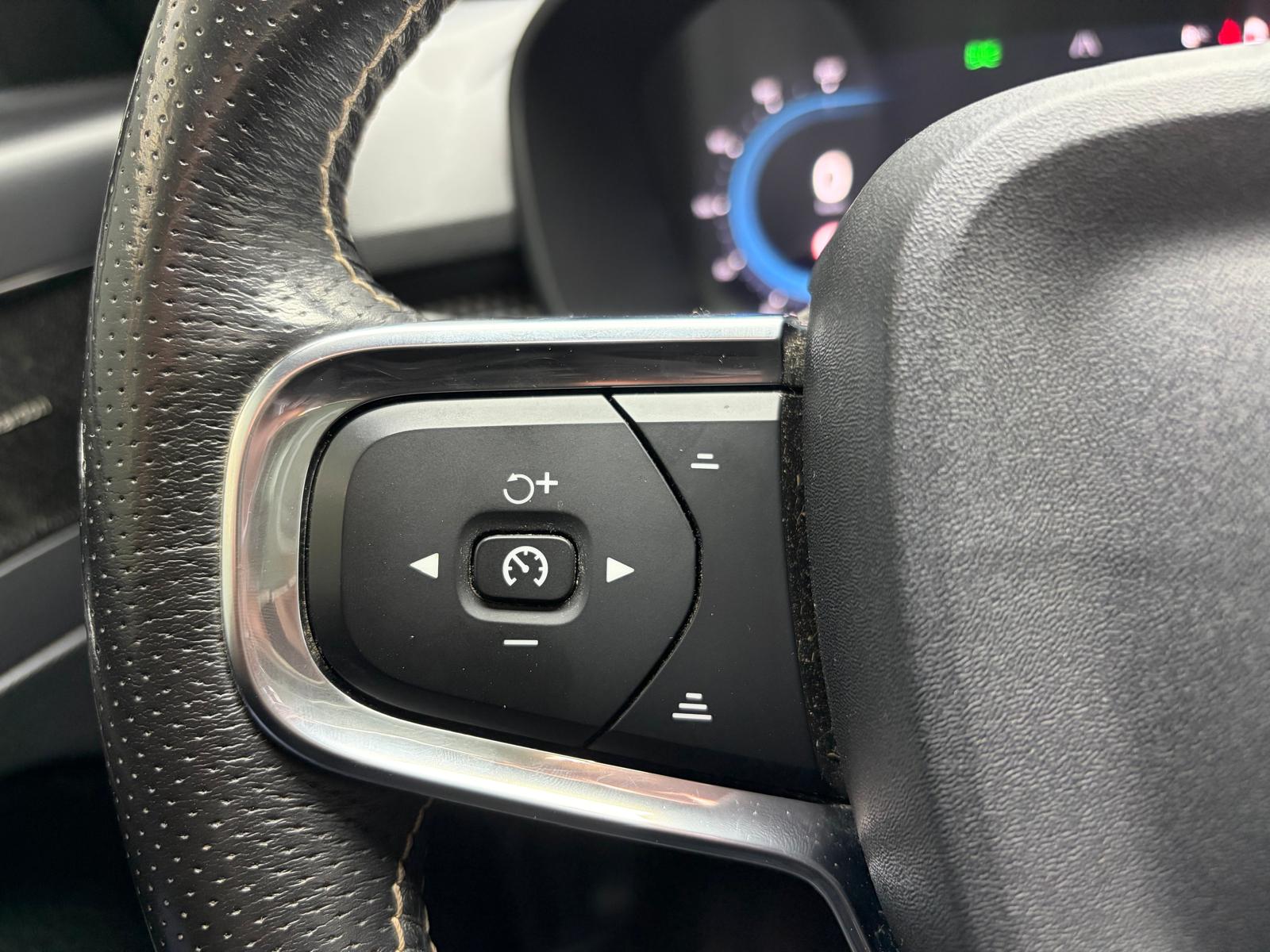 VOLVO XC40 P8 AWD Pure Electric R-Design - Attelage, toit ouvrant, Caméra 360-image-21