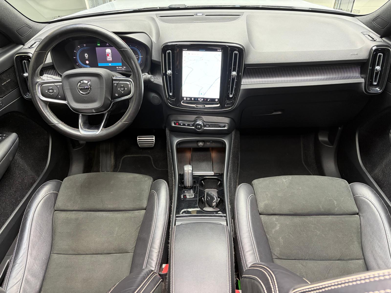 VOLVO XC40 P8 AWD Pure Electric R-Design - Attelage, toit ouvrant, Caméra 360-image-18