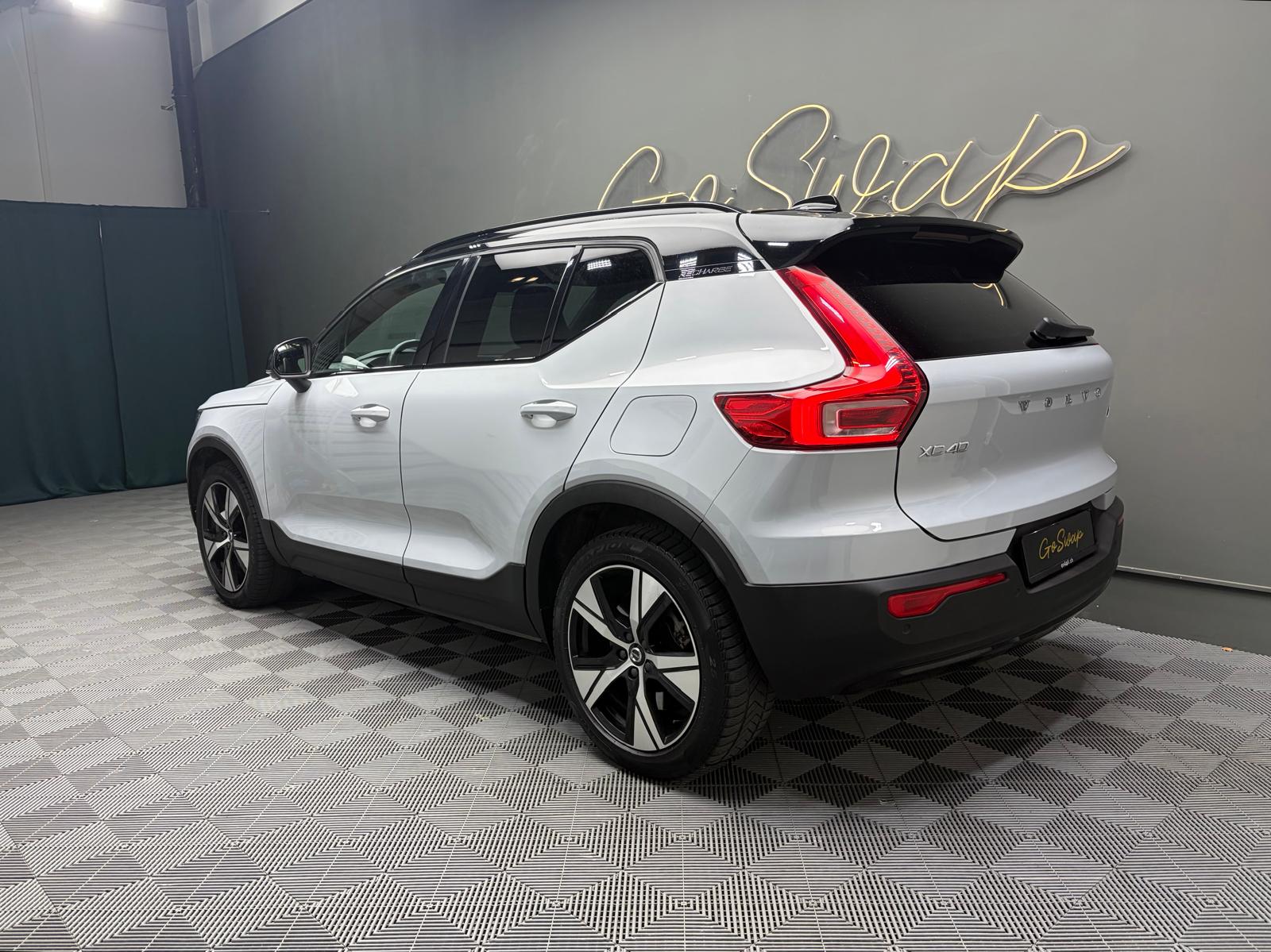VOLVO XC40 P8 AWD Pure Electric R-Design - Attelage, toit ouvrant, Caméra 360-image-8