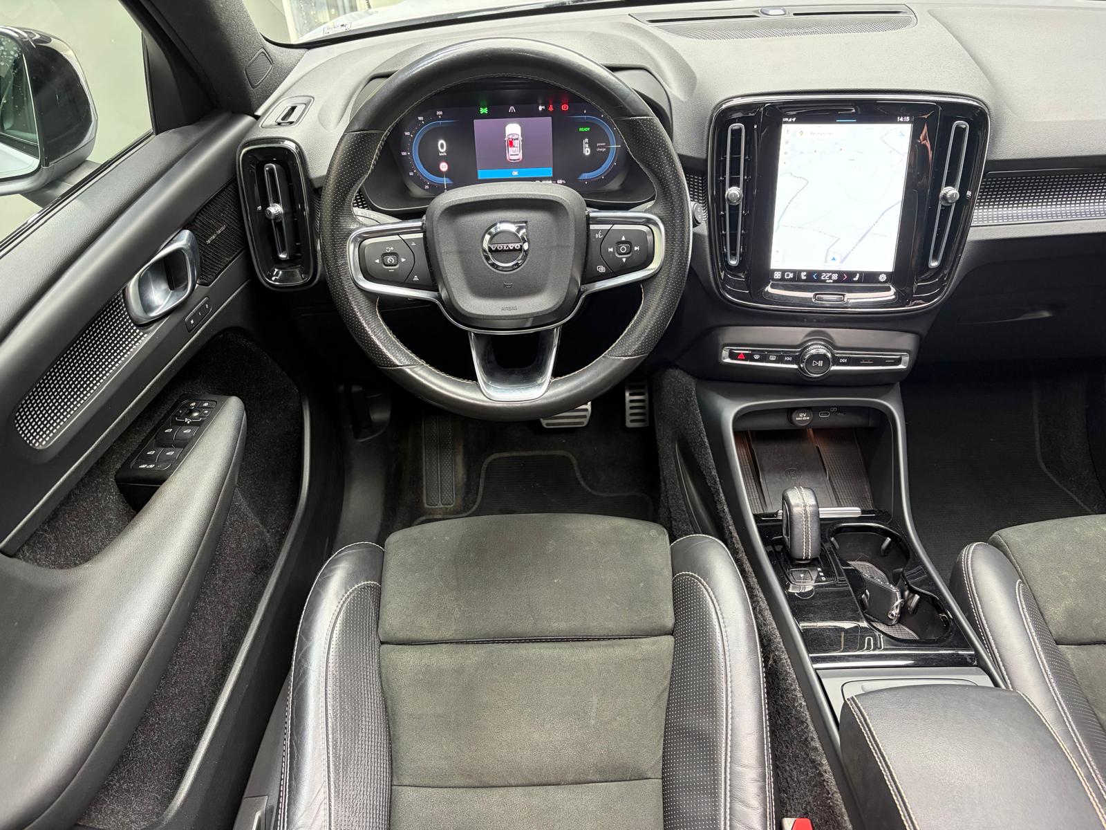 VOLVO XC40 P8 AWD Pure Electric R-Design - Attelage, toit ouvrant, Caméra 360-image-19