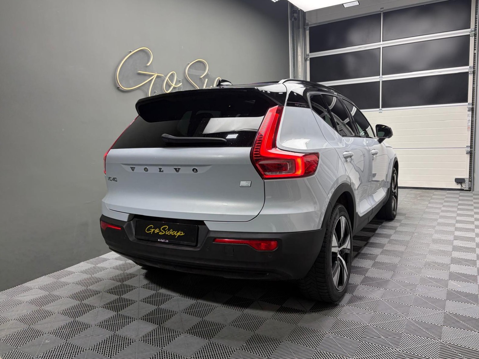 VOLVO XC40 P8 AWD Pure Electric R-Design - Attelage, toit ouvrant, Caméra 360-image-3