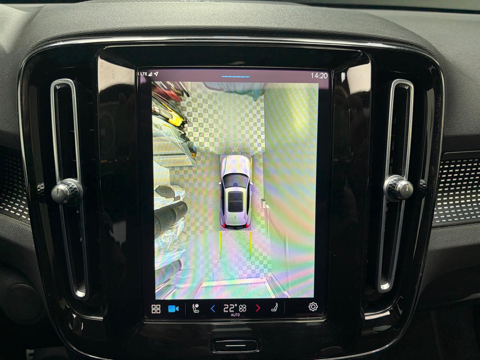 VOLVO XC40 P8 AWD Pure Electric R-Design - Attelage, toit ouvrant, Caméra 360-image-23