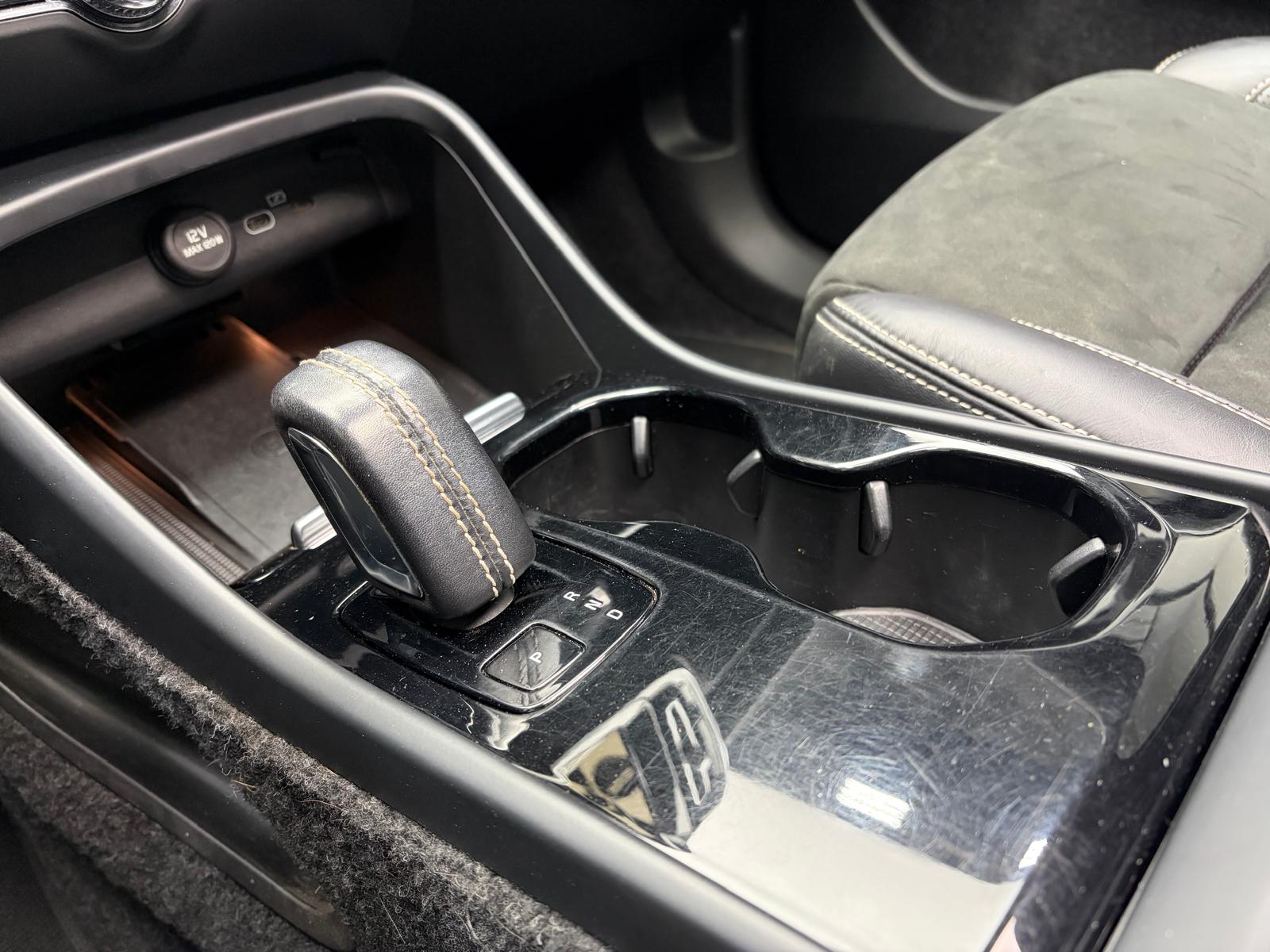 VOLVO XC40 P8 AWD Pure Electric R-Design - Attelage, toit ouvrant, Caméra 360-image-27